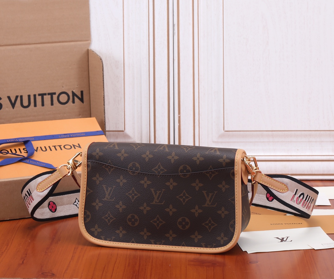 Louis Vuitton Diane Monogram Canvas Shoulder Bag - Image 3
