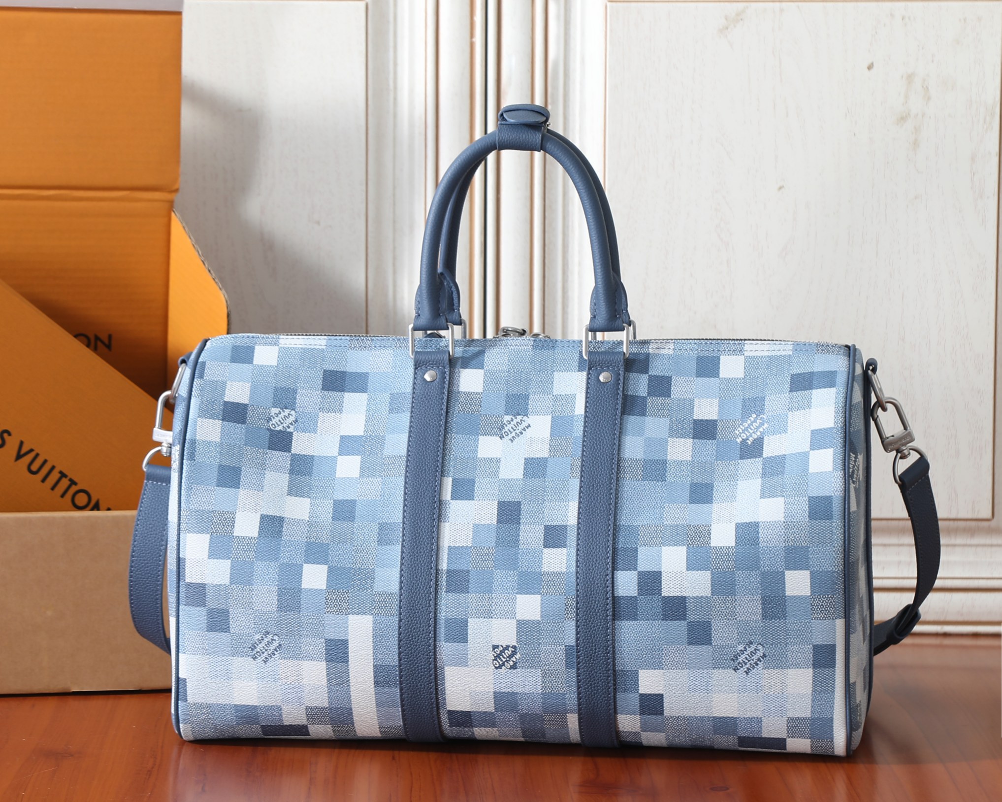Louis Vuitton Keepall Bandoulière 45 Travel Bag in Damoflage Coated Canvas - Image 3
