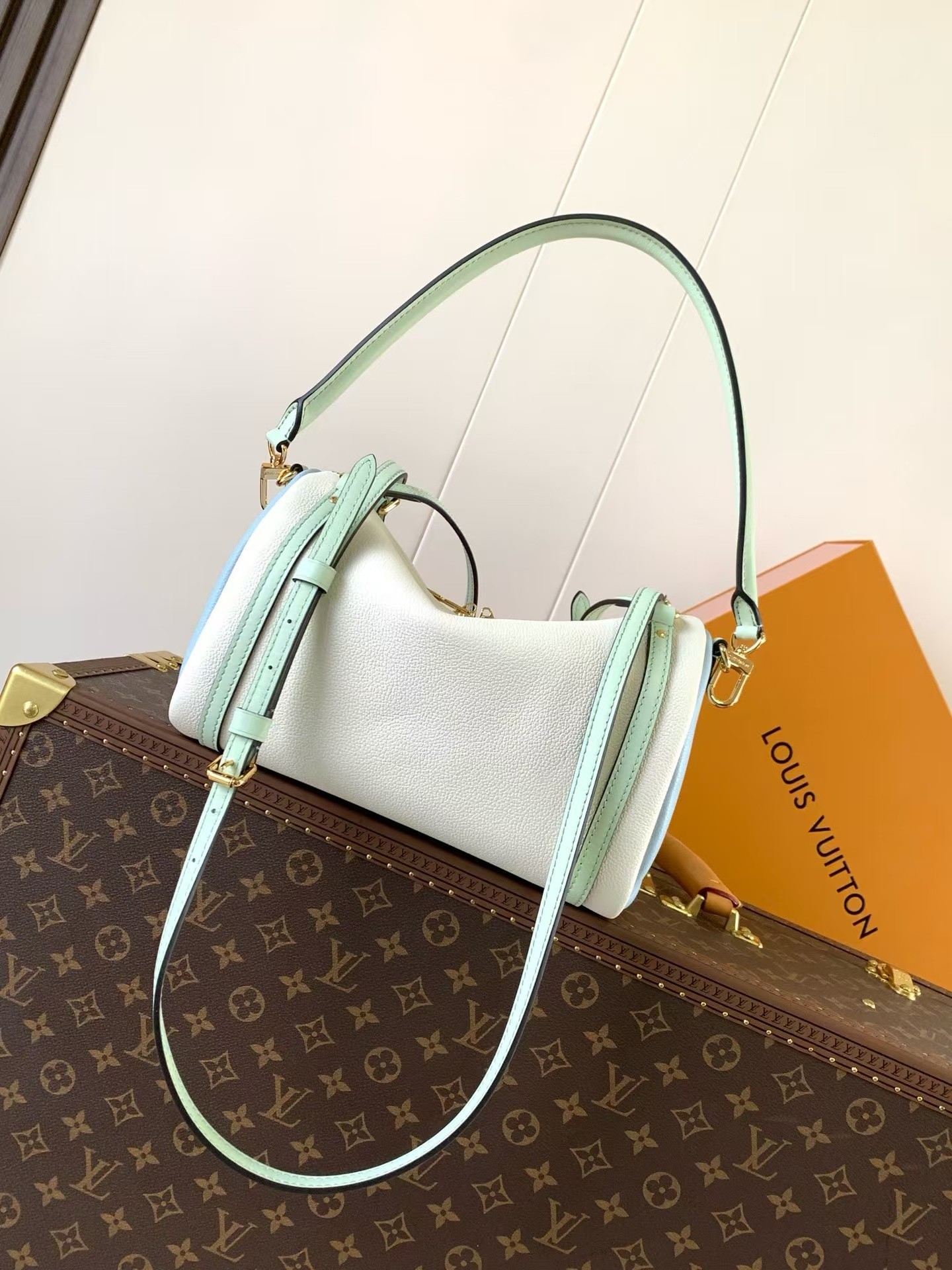 Louis Vuitton Express Small Handbag M26905 - Image 3