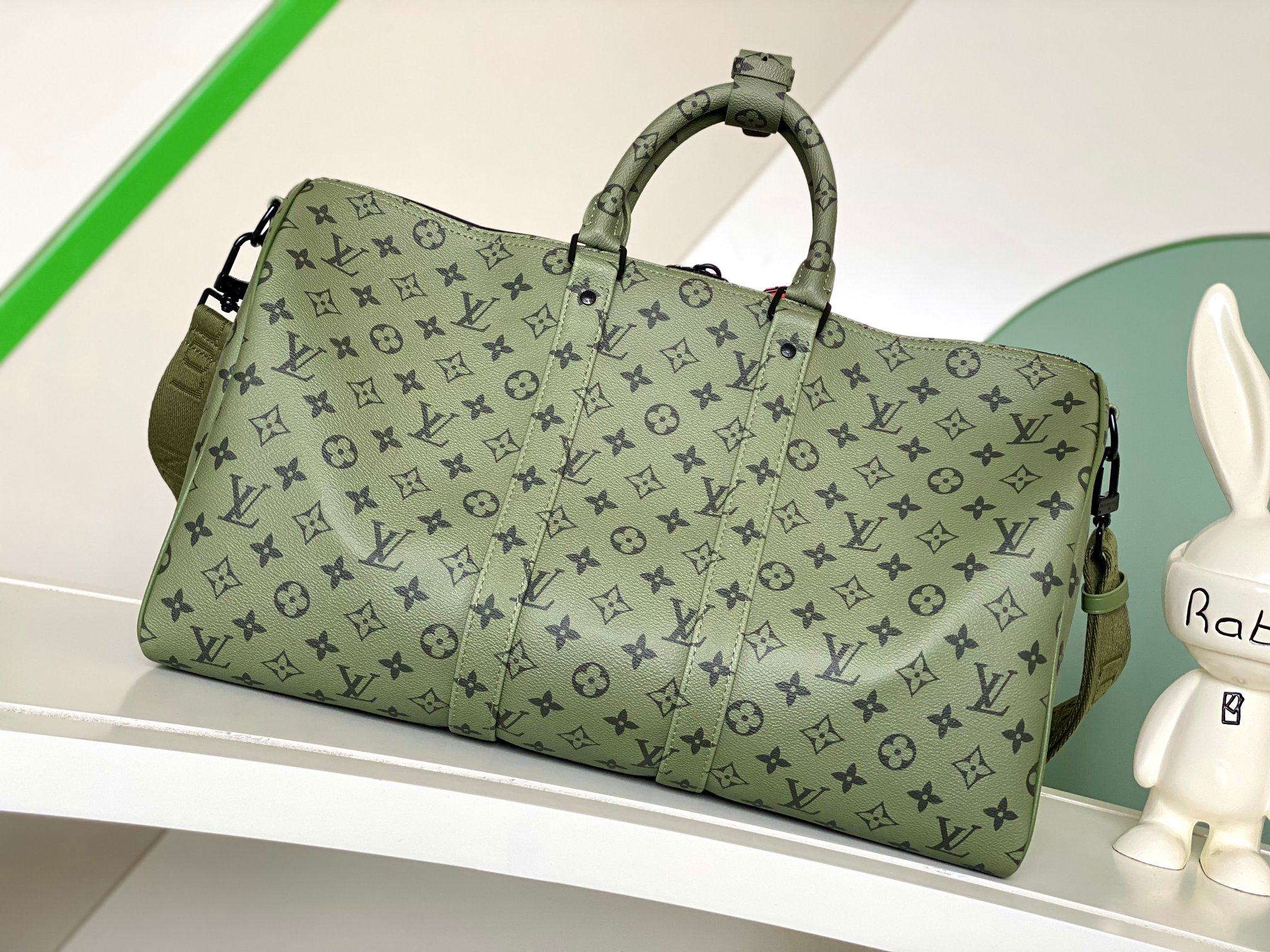 Louis Vuitton Keepall Bandoulière 45 Travel Bag in Monogram Tones - Image 3