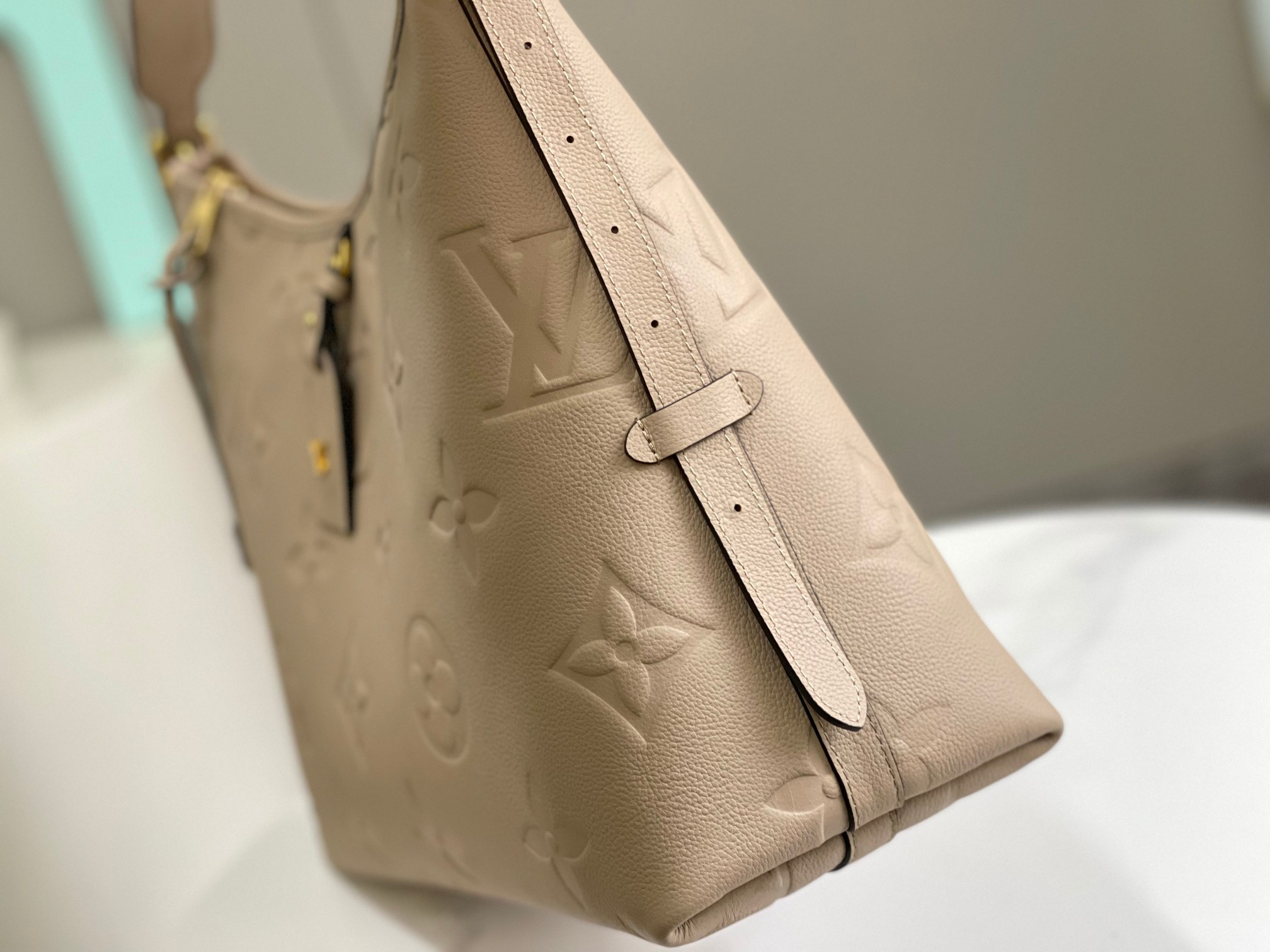 Louis Vuitton CarryAll M Handbag in Monogram Canvas - Image 3