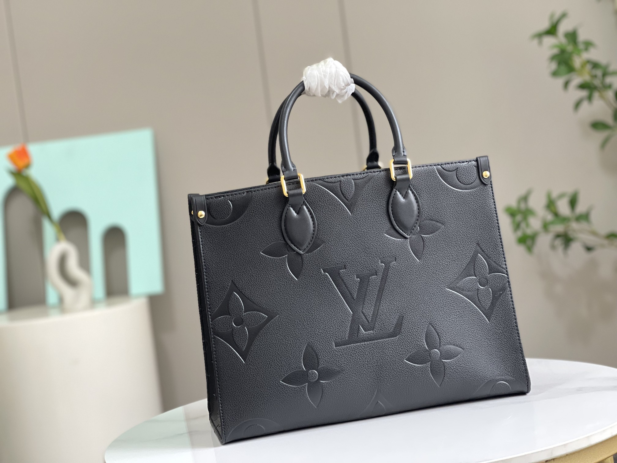 Louis Vuitton Onthego MM Tote Bag - Image 3