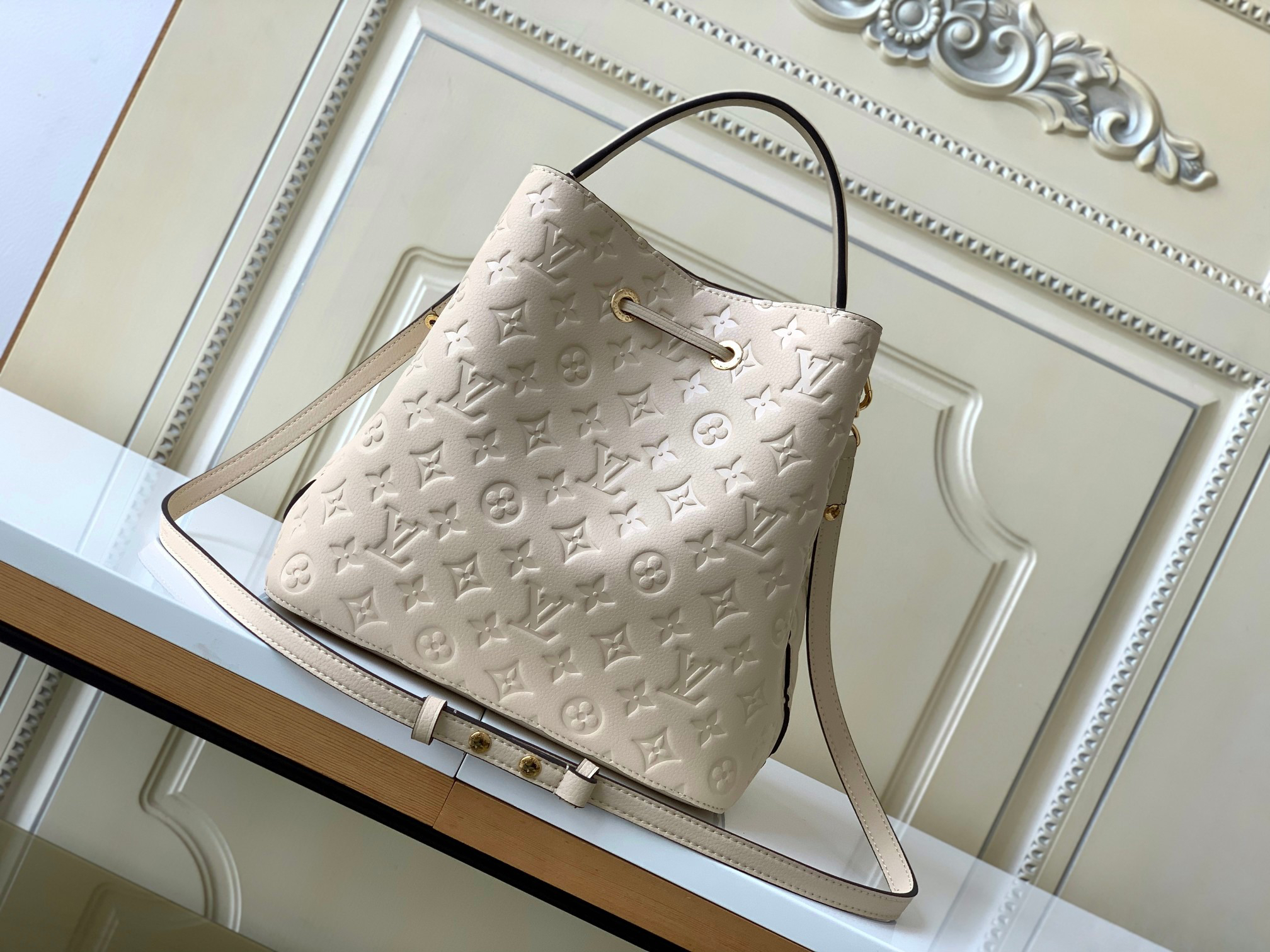 Louis Vuitton NéoNoé MM Bucket Bag in Cream Monogram Empreinte Leather - Image 3