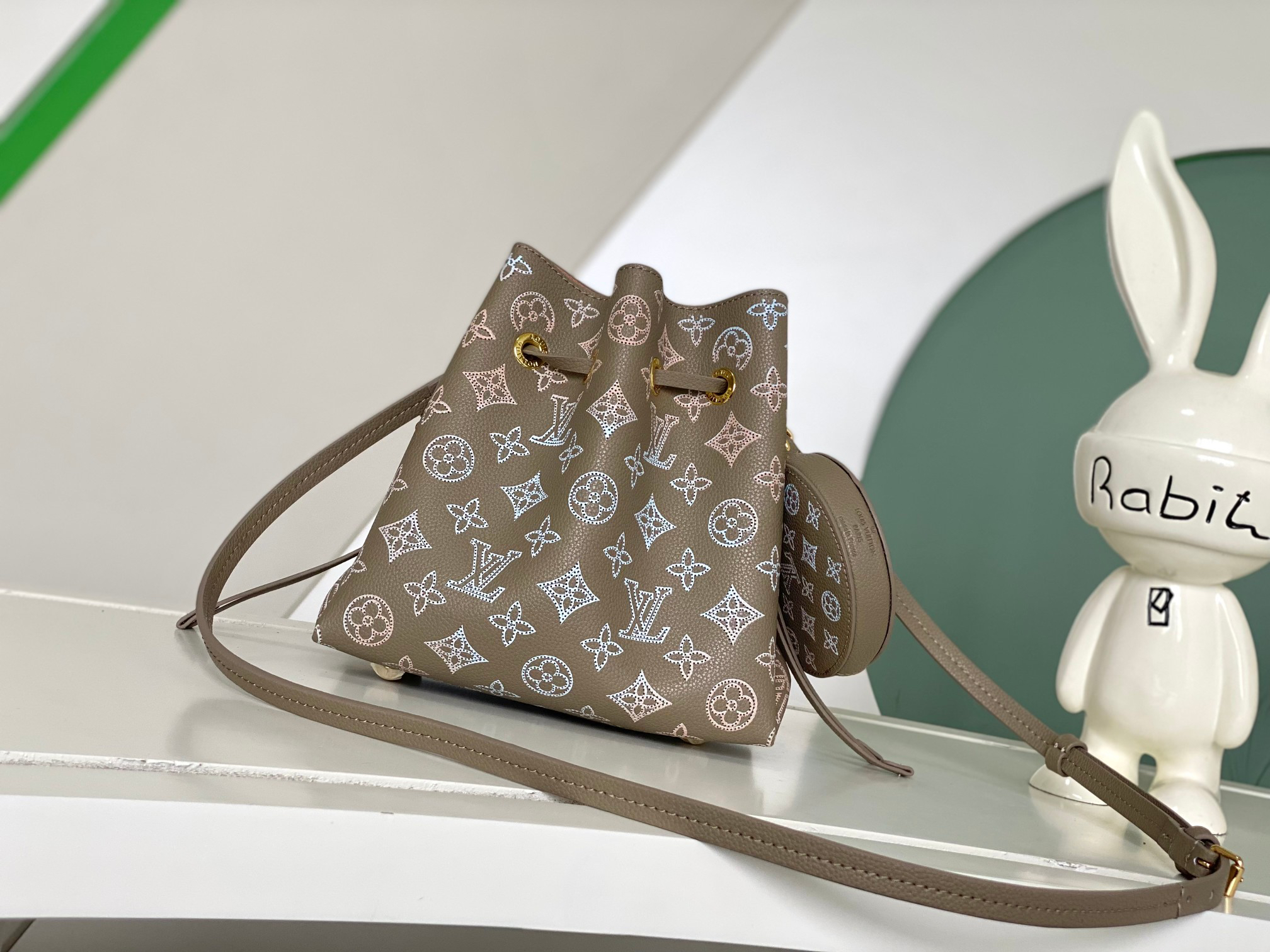 M23388 Light Gray Leather Bella Bucket Handbag - Image 3