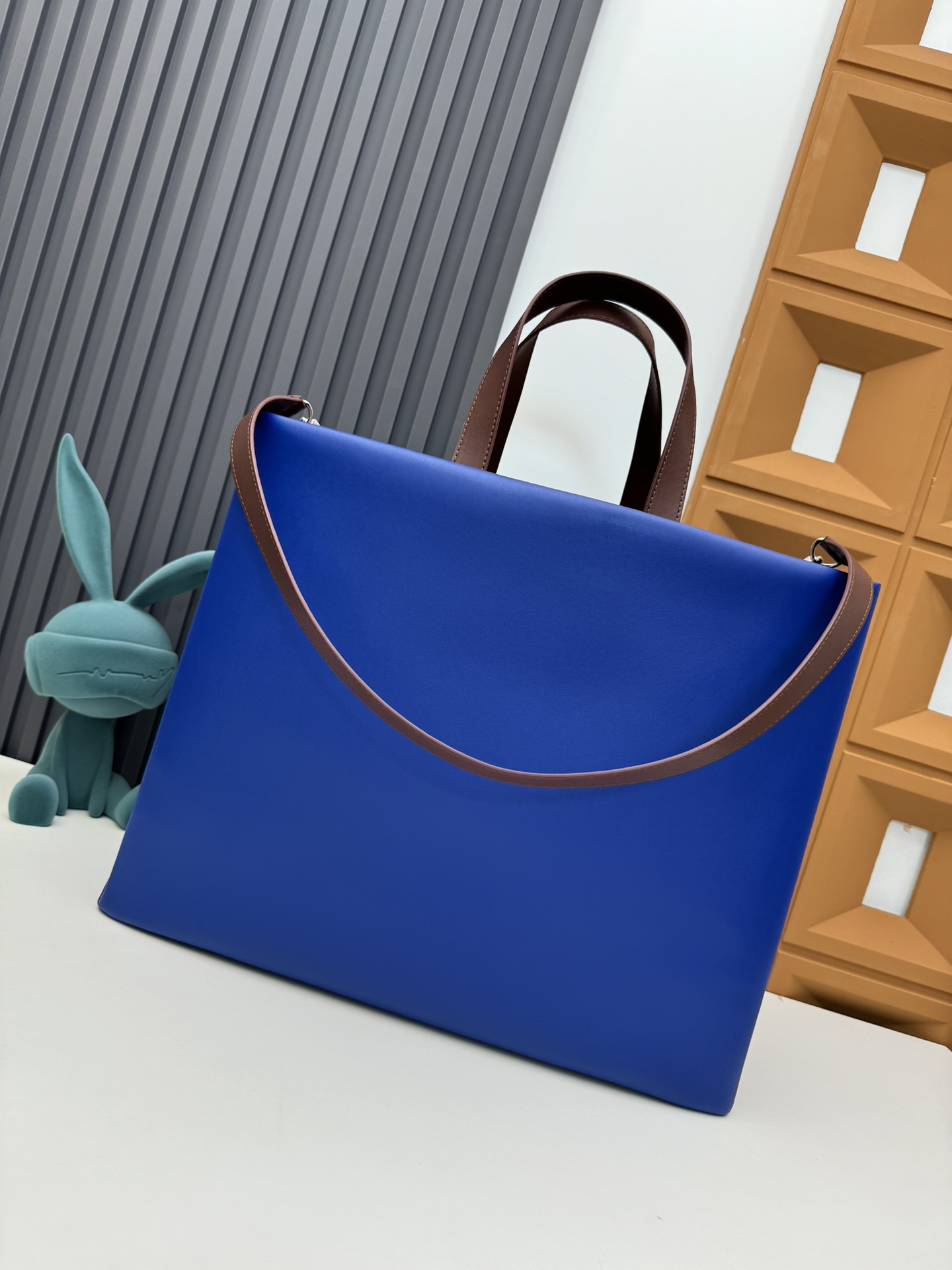 Louis Vuitton M24457 Medium Multicolor Leather Tote Bag - Image 3