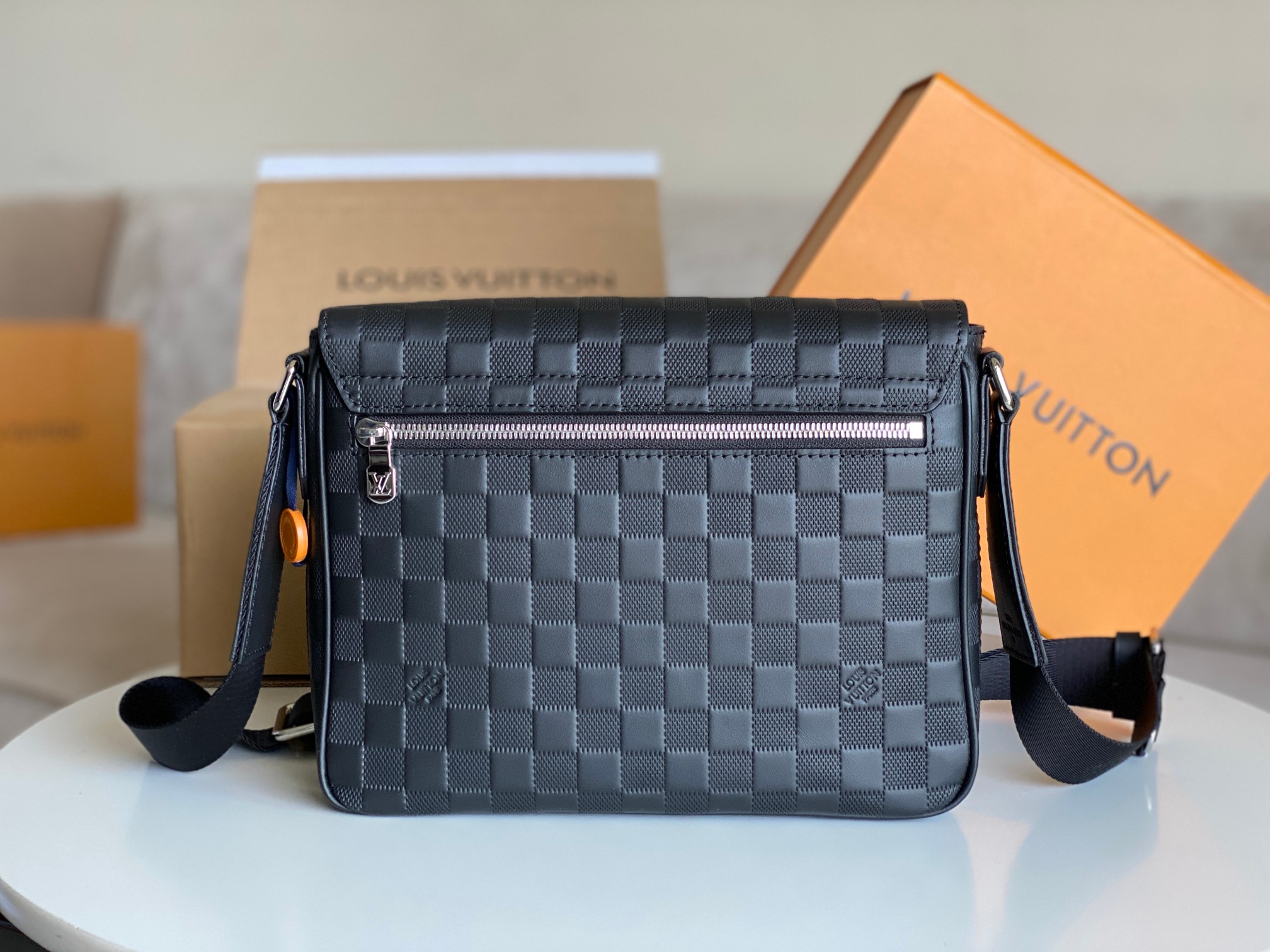 Louis Vuitton District Small Messenger Bag N42711 in Damier Infini Canvas - Image 3