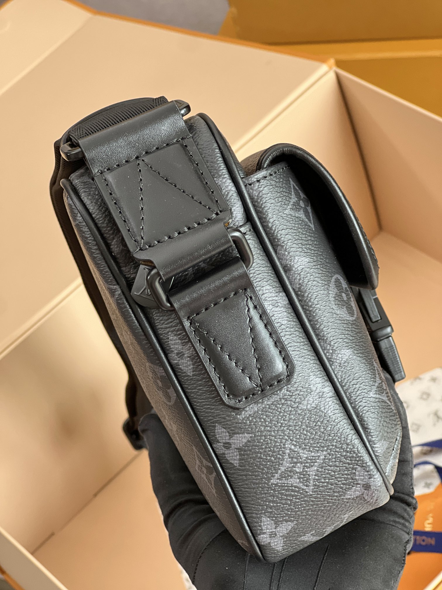 Louis Vuitton Getaway Messenger Bag M12518 - Image 3