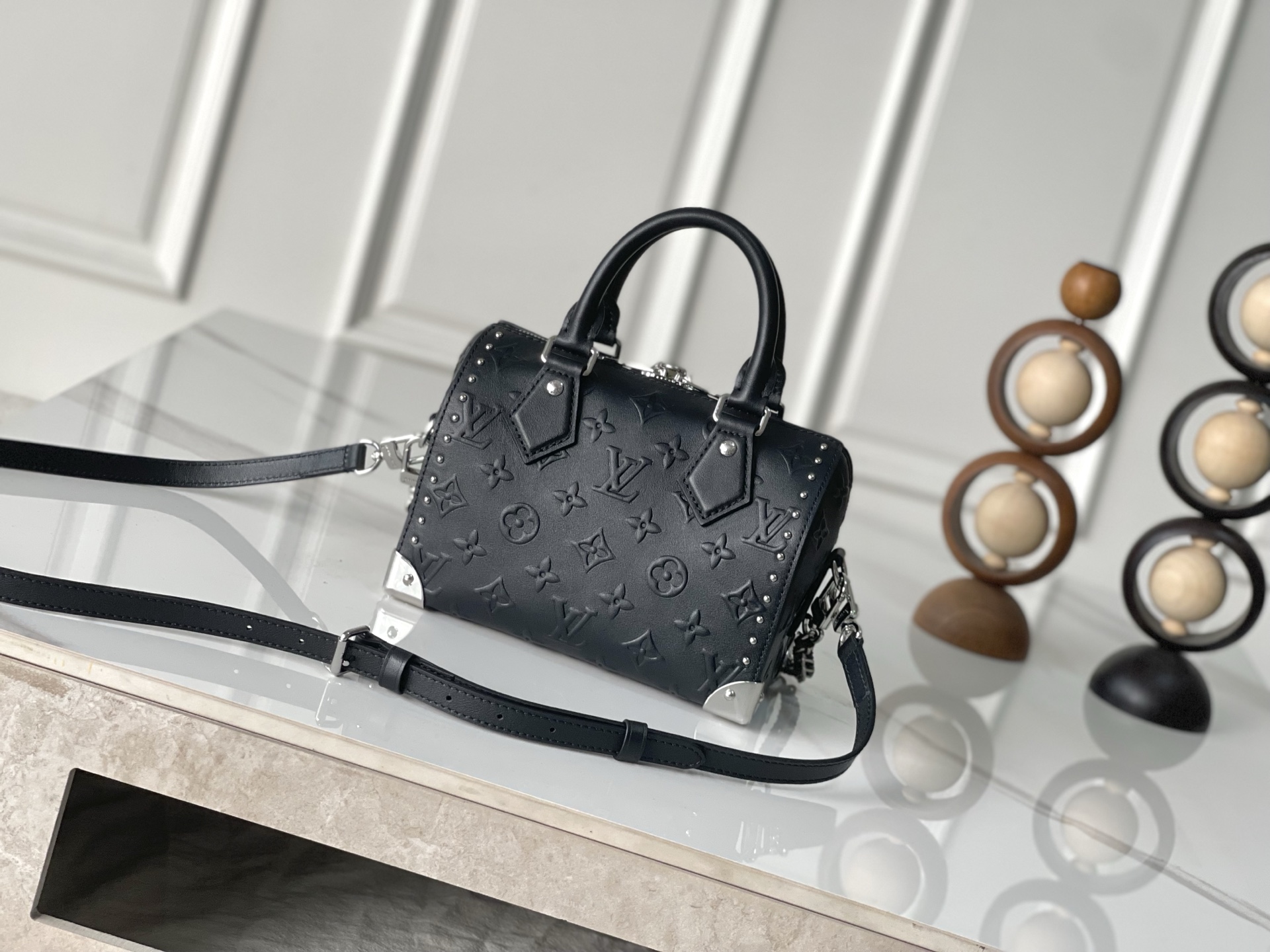 Louis Vuitton OnTheGo Small Handbag in Monogram Leather - Image 3