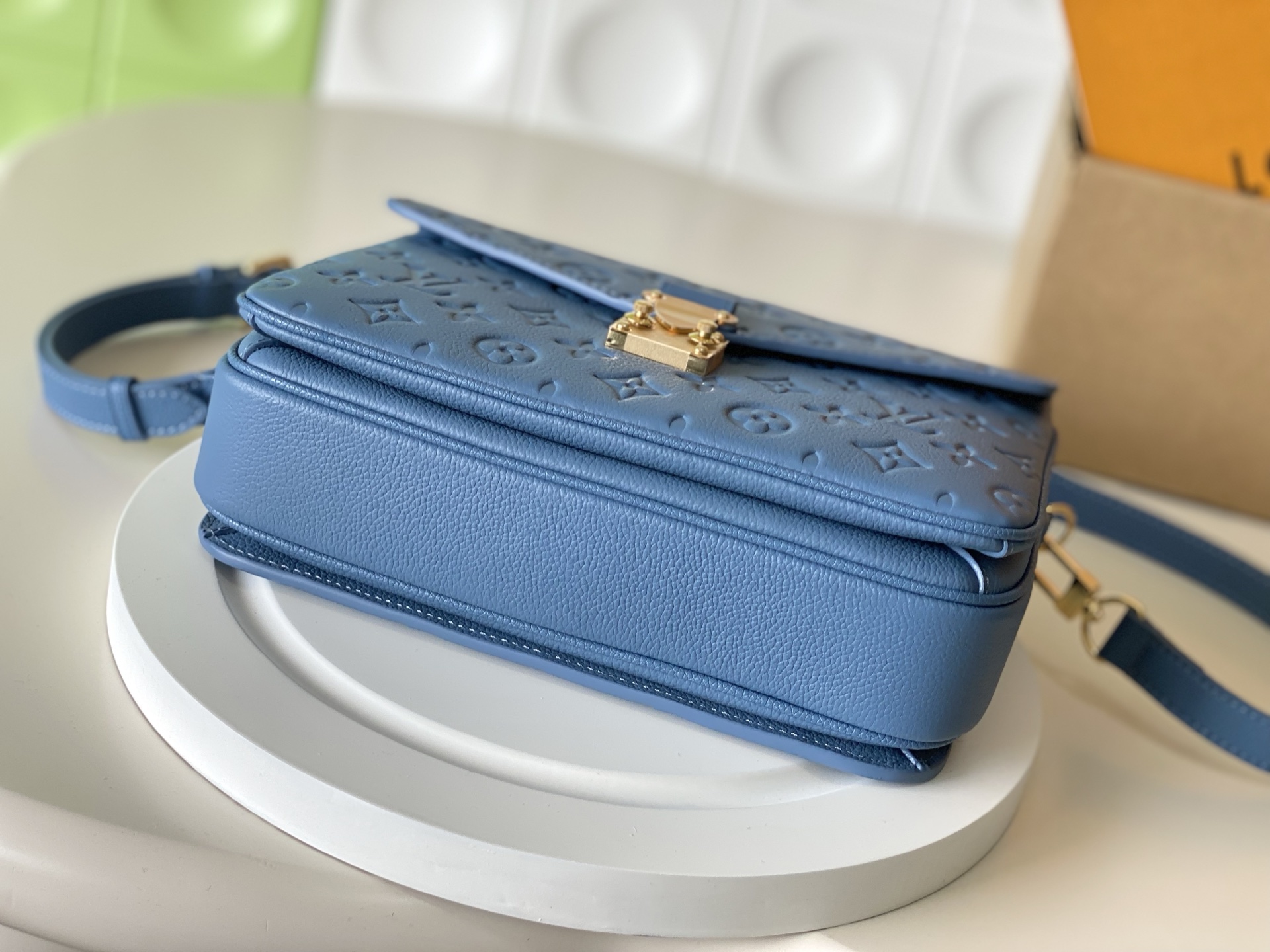 Pochette Métis M27357 Monogram Empreinte Crossbody Bag - Image 3