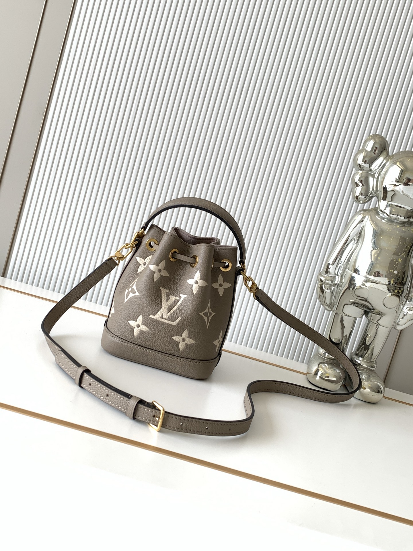 Louis Vuitton Nano Noé Bucket Handbag in Elephant Gray Monogram Leather - Image 3