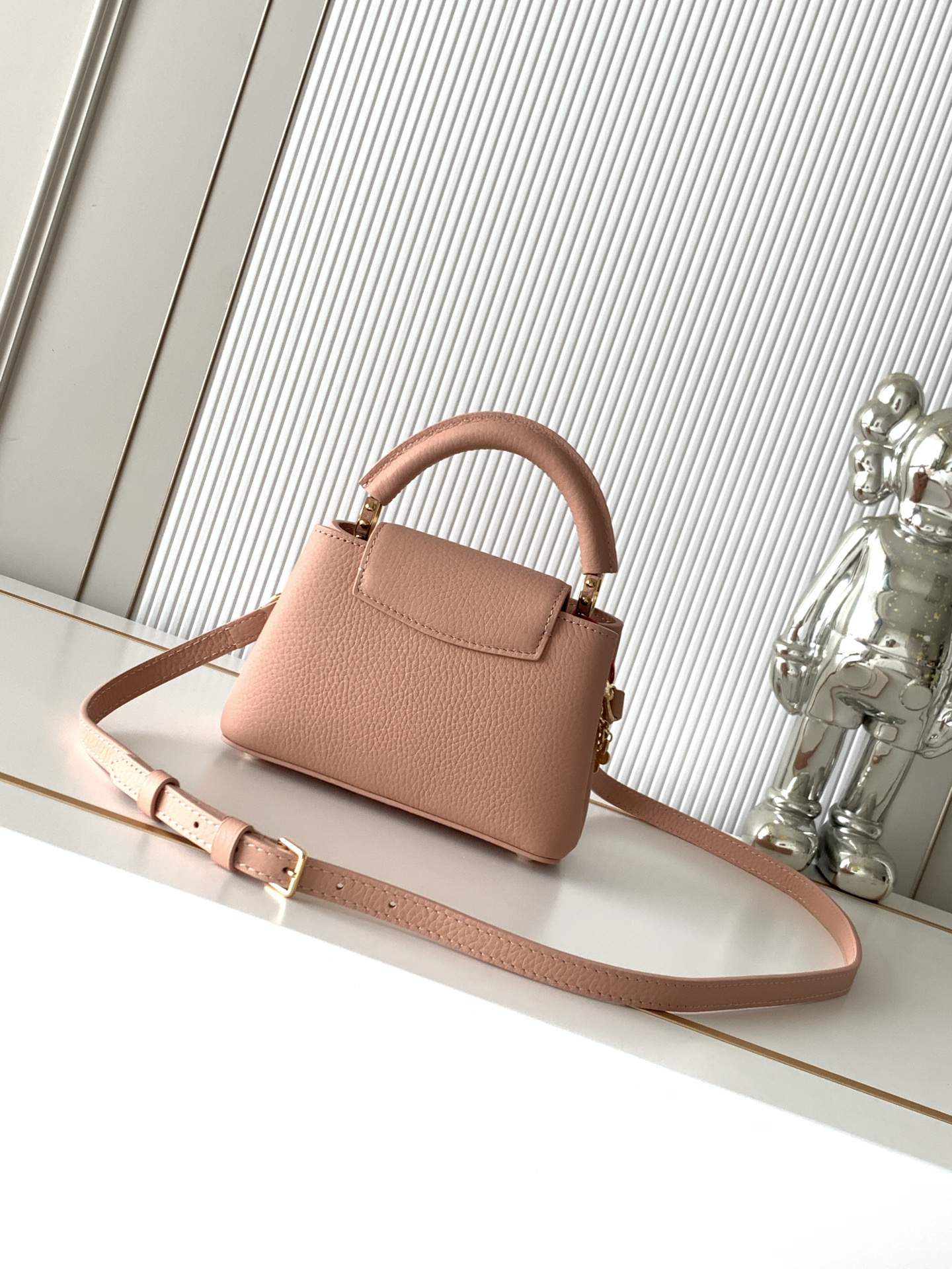 Louis Vuitton Capucines M28245 Mini Handbag in Nude Pink Taurillon Leather - Image 3