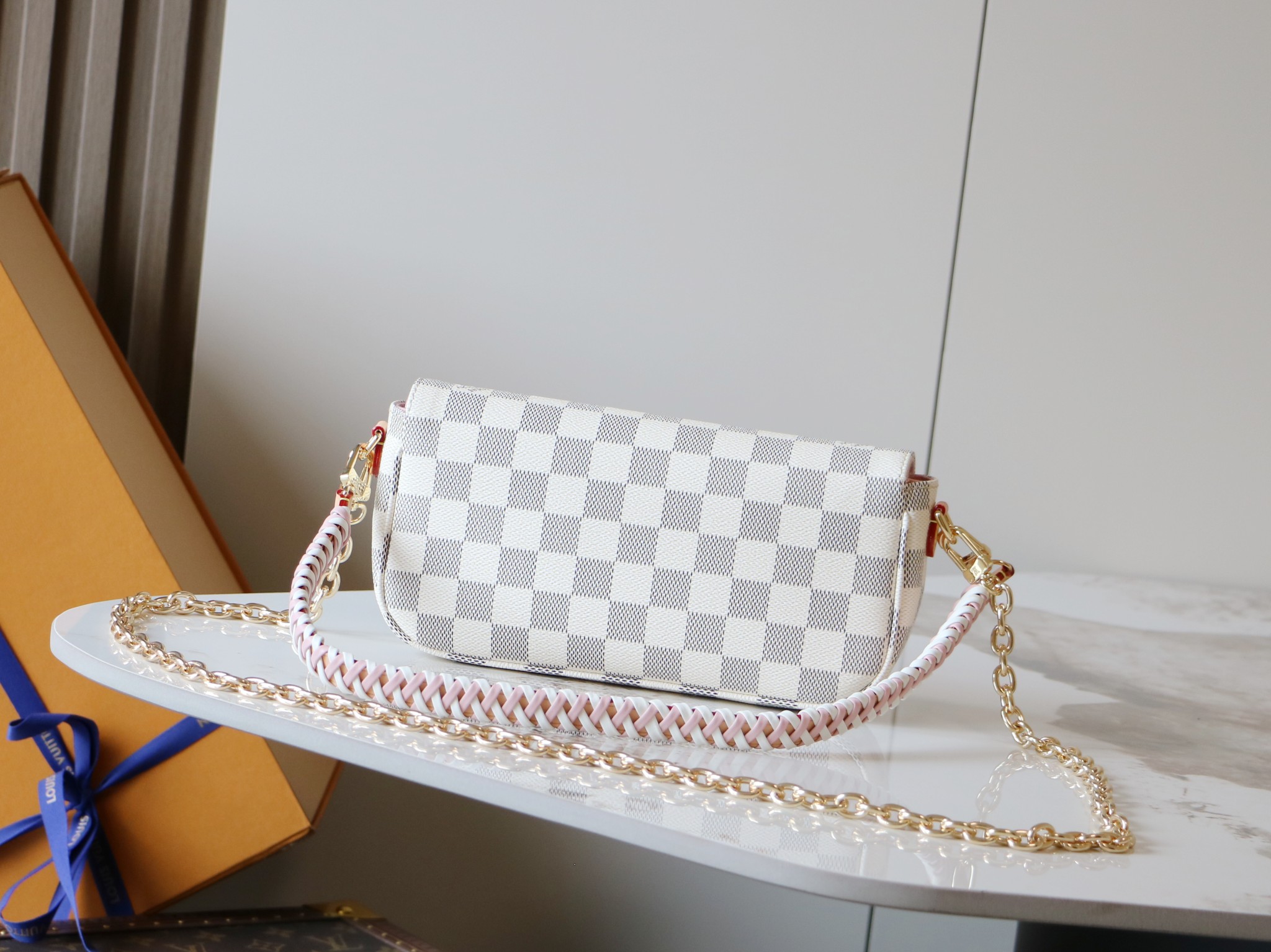 Louis Vuitton Wallet On Chain Ivy Shoulder Bag in White and Pink - Image 3