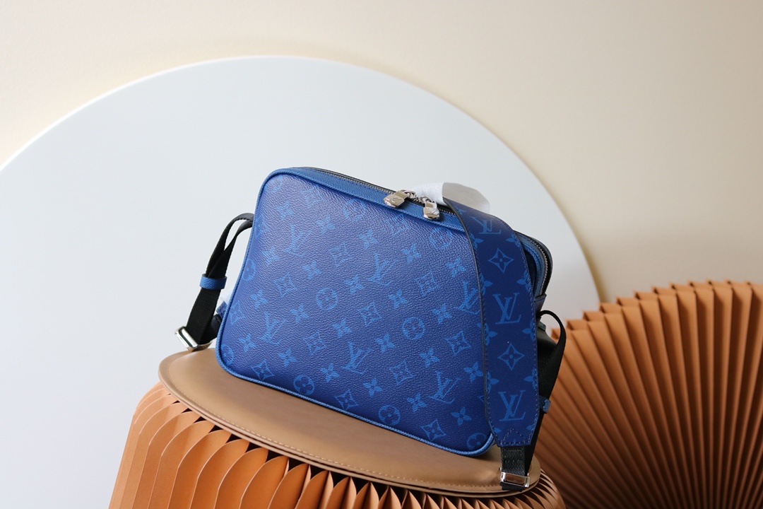 Louis Vuitton Outdoor Messenger Bag M30233 - Image 3