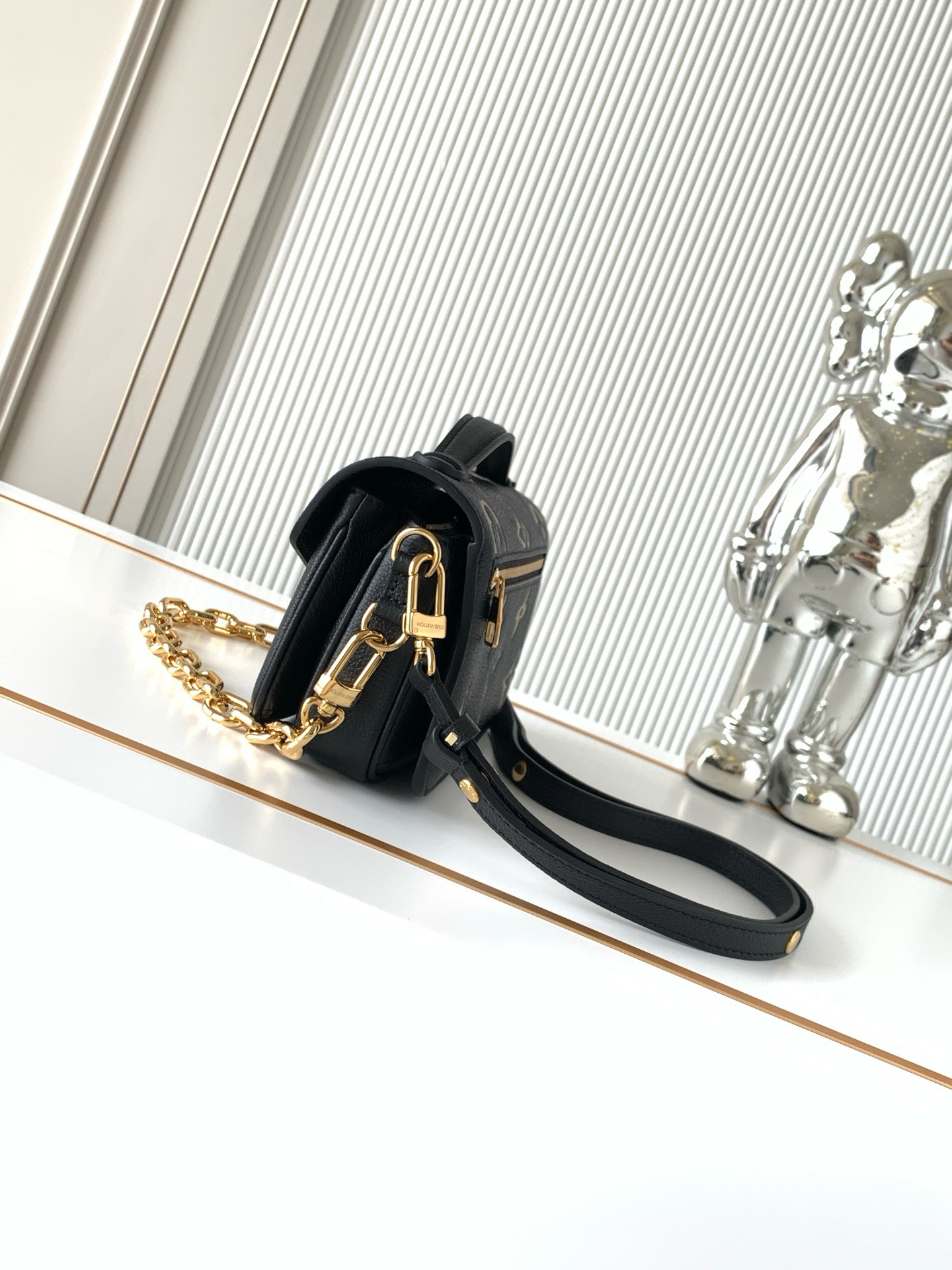 Louis Vuitton Pochette Métis East West Shoulder Bag - Image 3