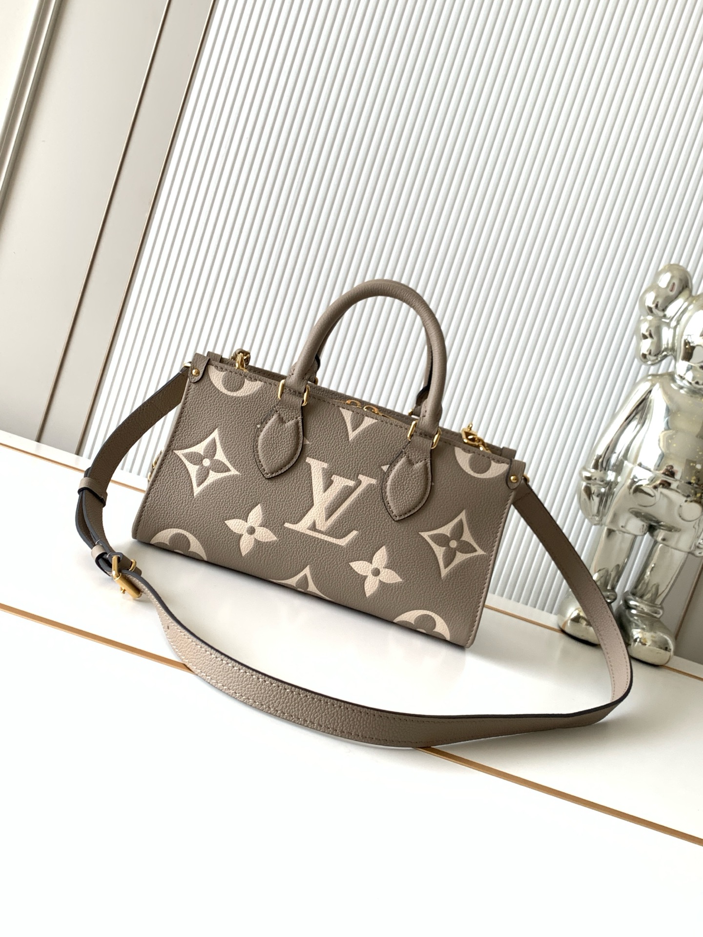 Louis Vuitton OnTheGo Small Handbag in Giant Monogram Leather, Model M23641 - Image 3