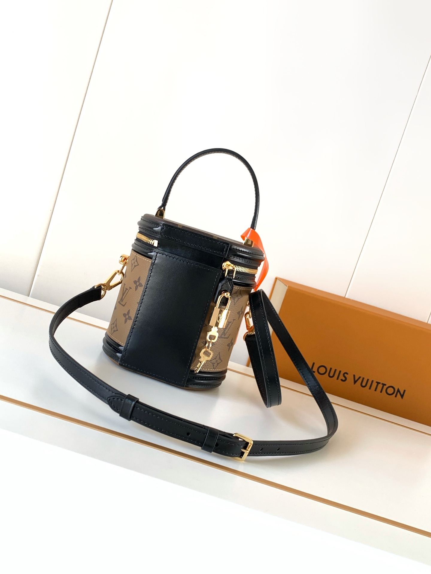 Louis Vuitton Vanity Handbag in Monogram Canvas - Image 3