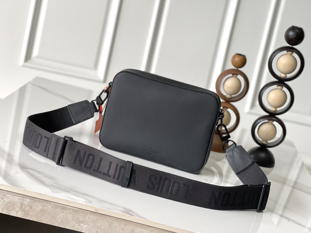 Louis Vuitton Fastline Leather Messenger Bag M22482 - Image 3