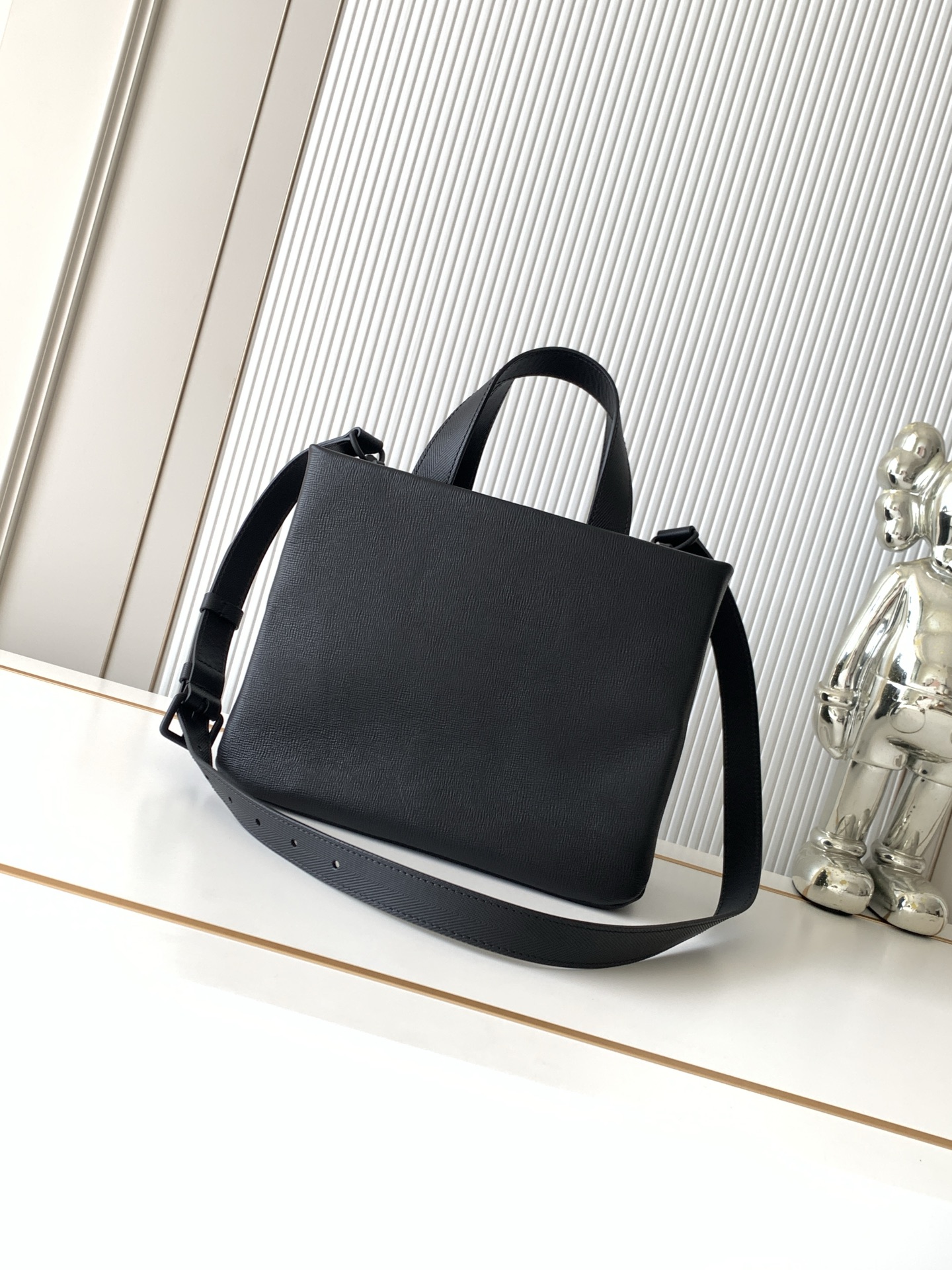 Louis Vuitton Medium Leather Handbag with Detachable Shoulder Strap - Image 3