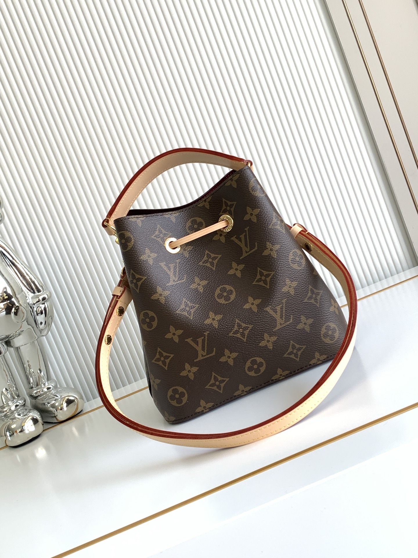 Louis Vuitton NéoNoé BB Mini Bucket Bag in Monogram Canvas - Image 3