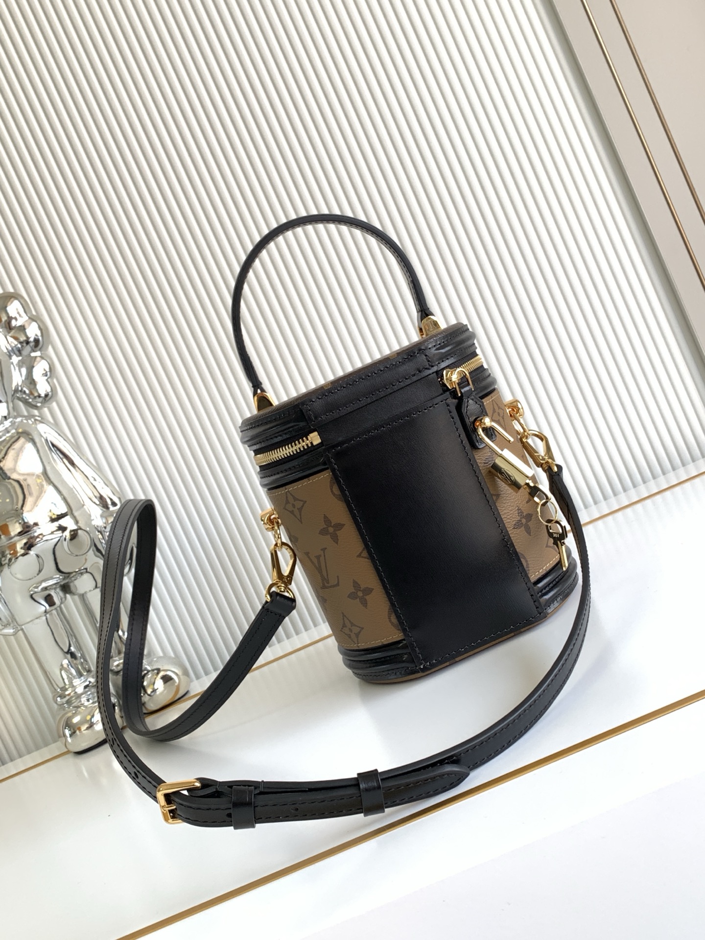 Louis Vuitton M43986 Vanity Handbag - Image 3