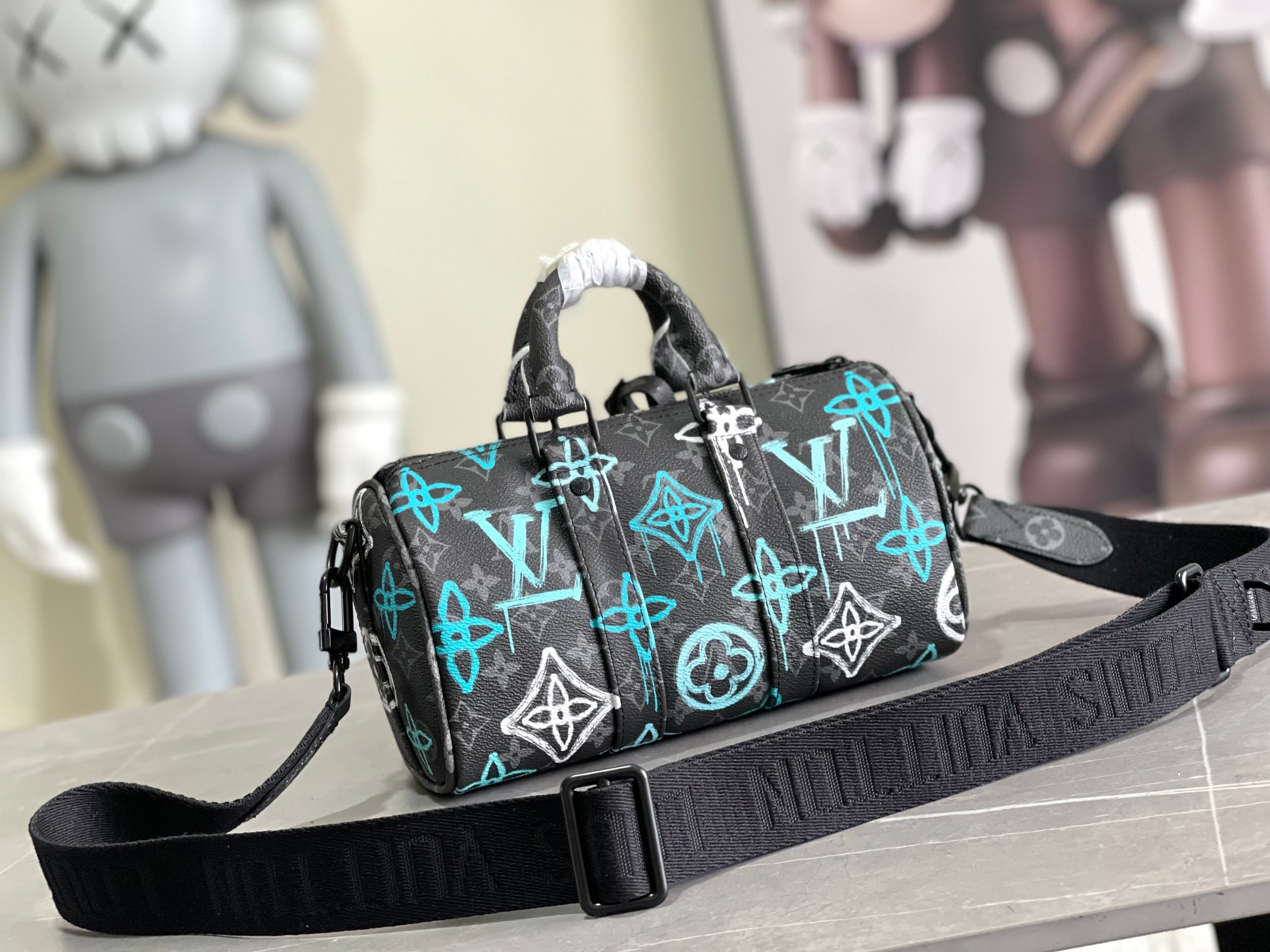 Louis Vuitton Keepall Bandoulière 25 Travel Bag in Monogram Eclipse Canvas - Image 3