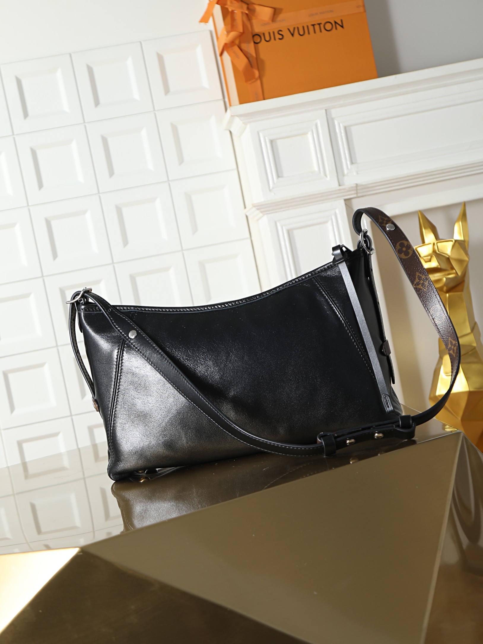 Louis Vuitton Carryall East West Handbag in Lambskin - Image 3