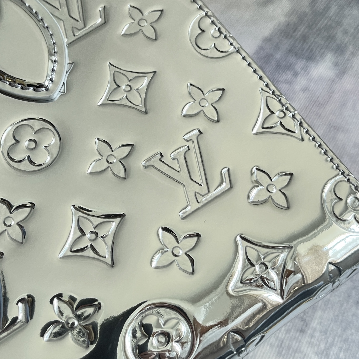 Louis Vuitton OnTheGo PM Monogram Miroir LV Ski Silver Tote Bag - Image 3