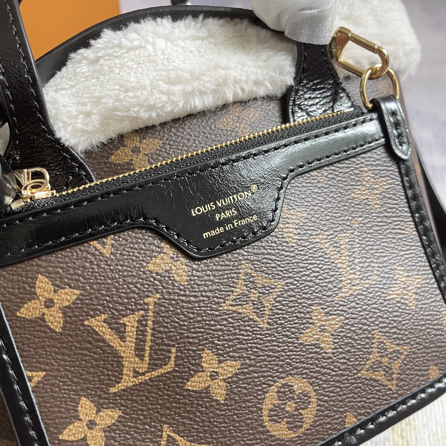 Neverfull Bandouliere Inside Out BB Handbag in Monogram Canvas and Shearling - Image 3
