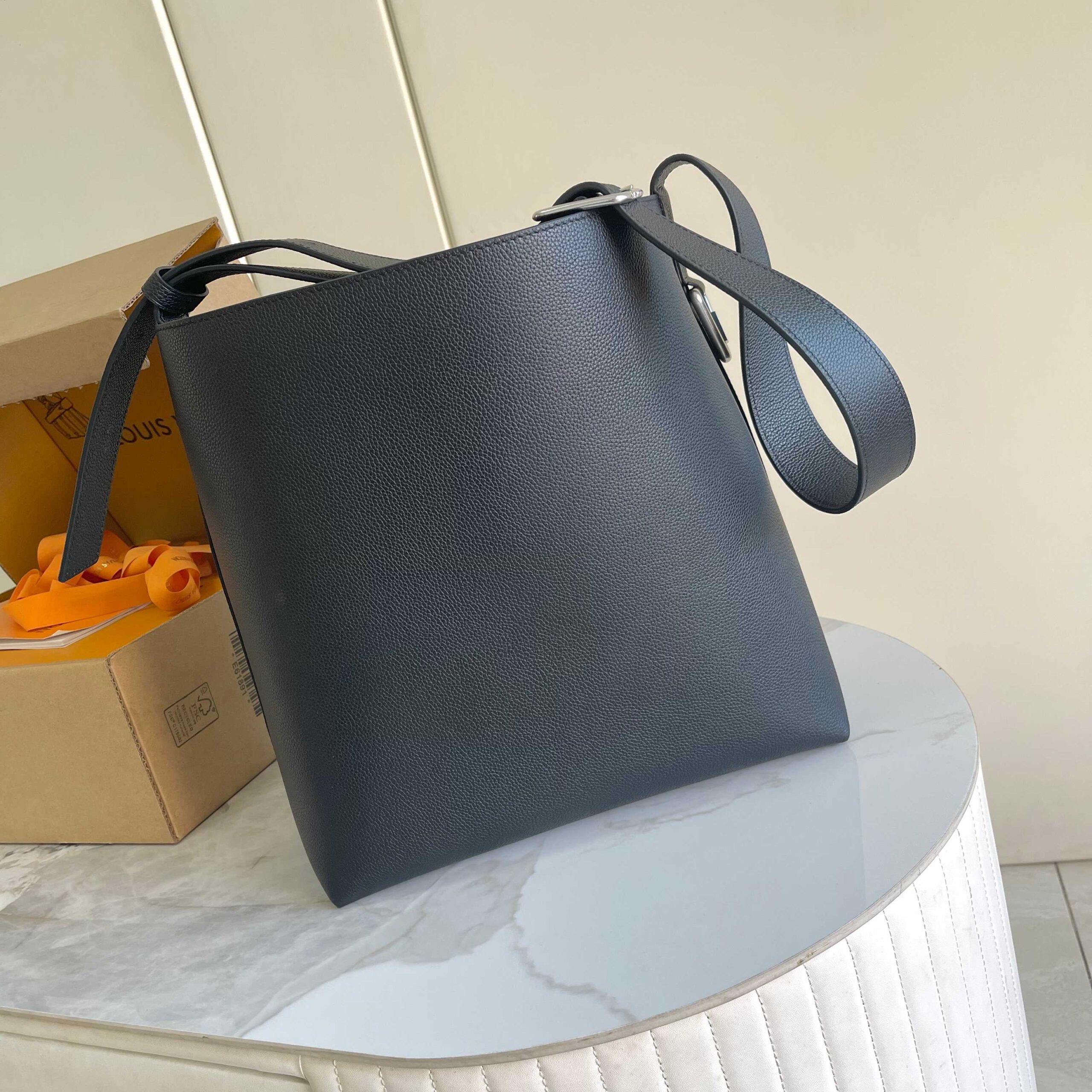 Louis Vuitton Verso Hobo Handbag - Image 3