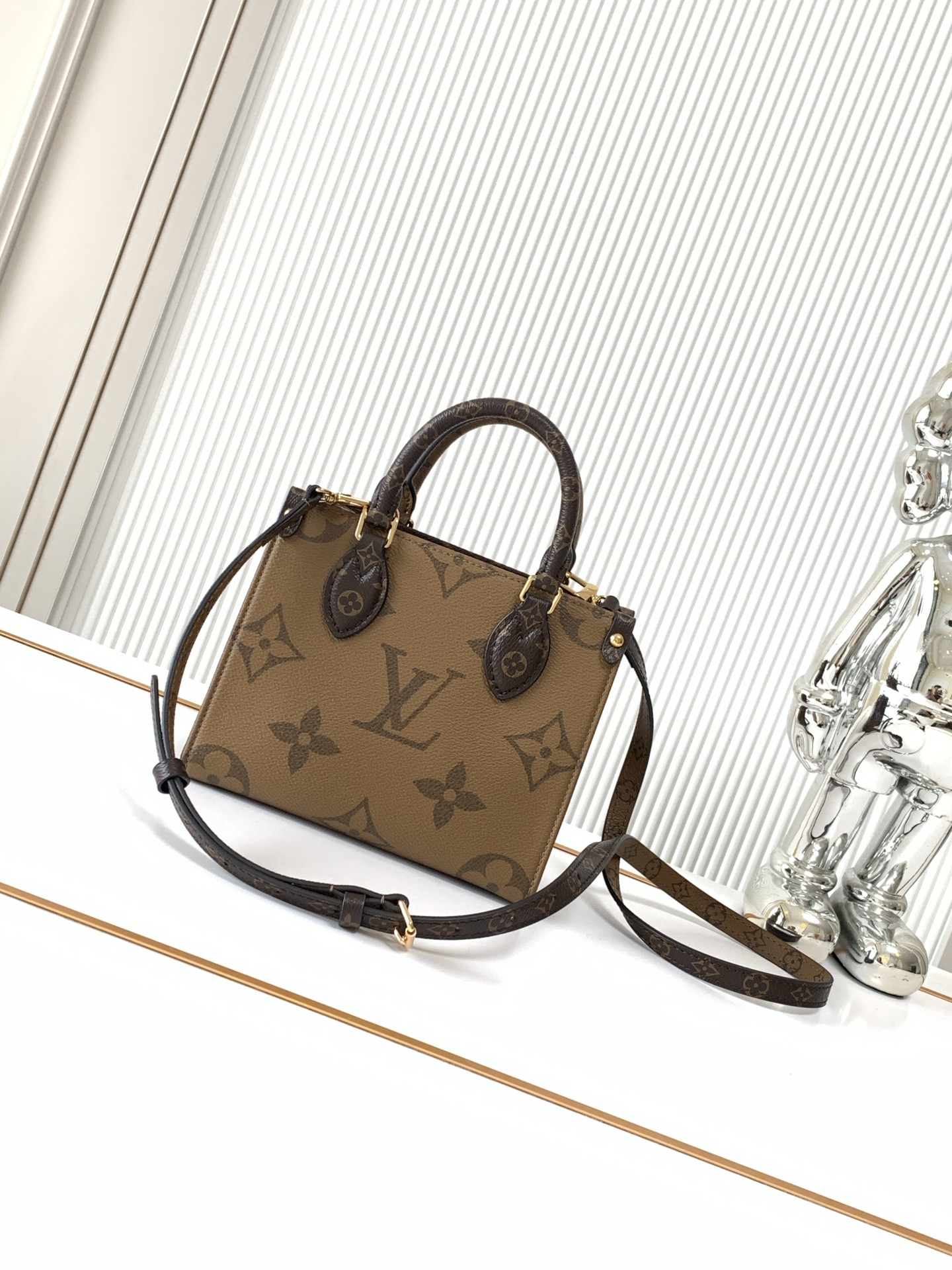 Louis Vuitton OnTheGo Mini Tote Bag M46839 - Image 3