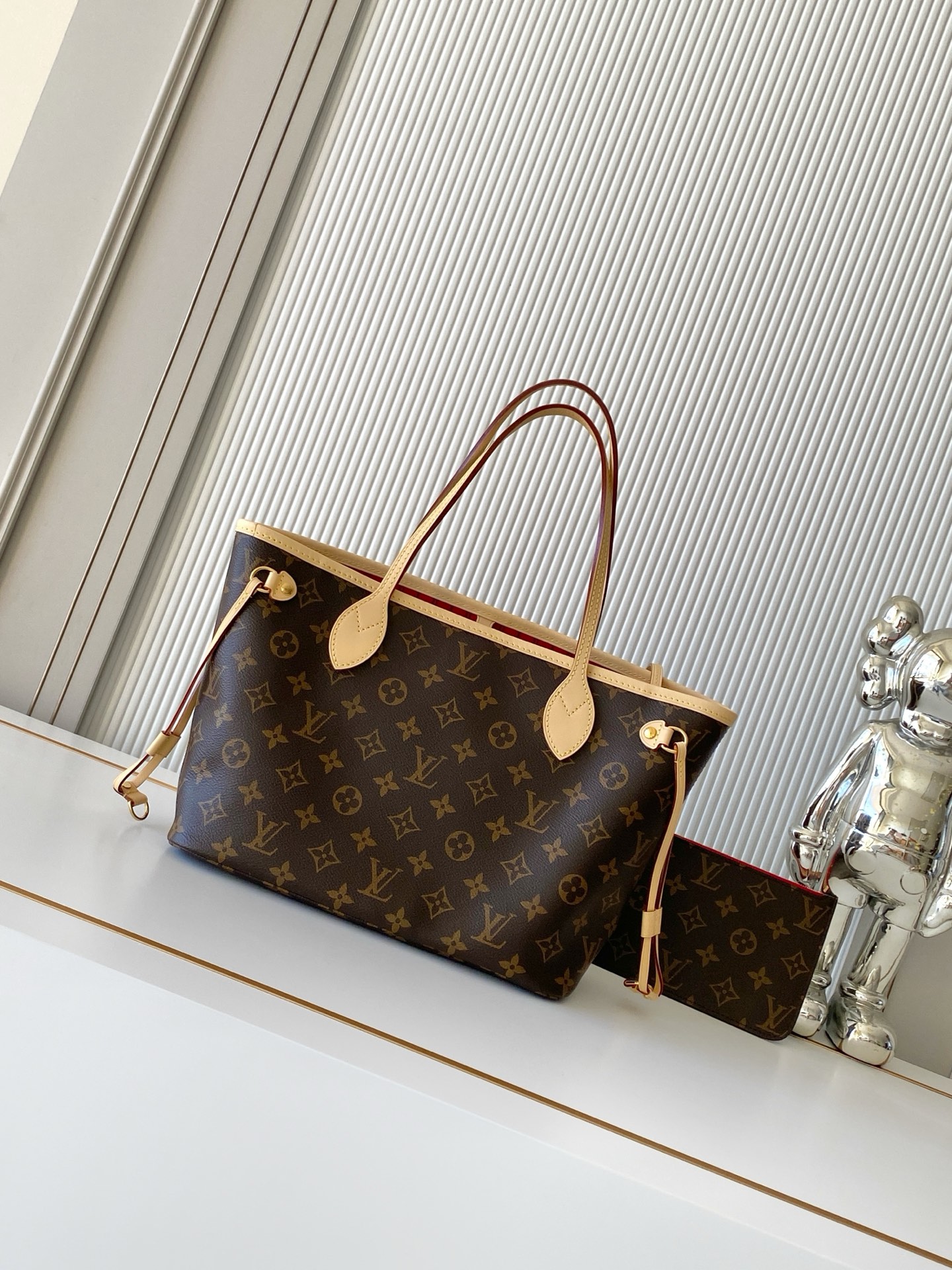 Neverfull Small Tote Bag in Damier Ebene Canvas - Image 3