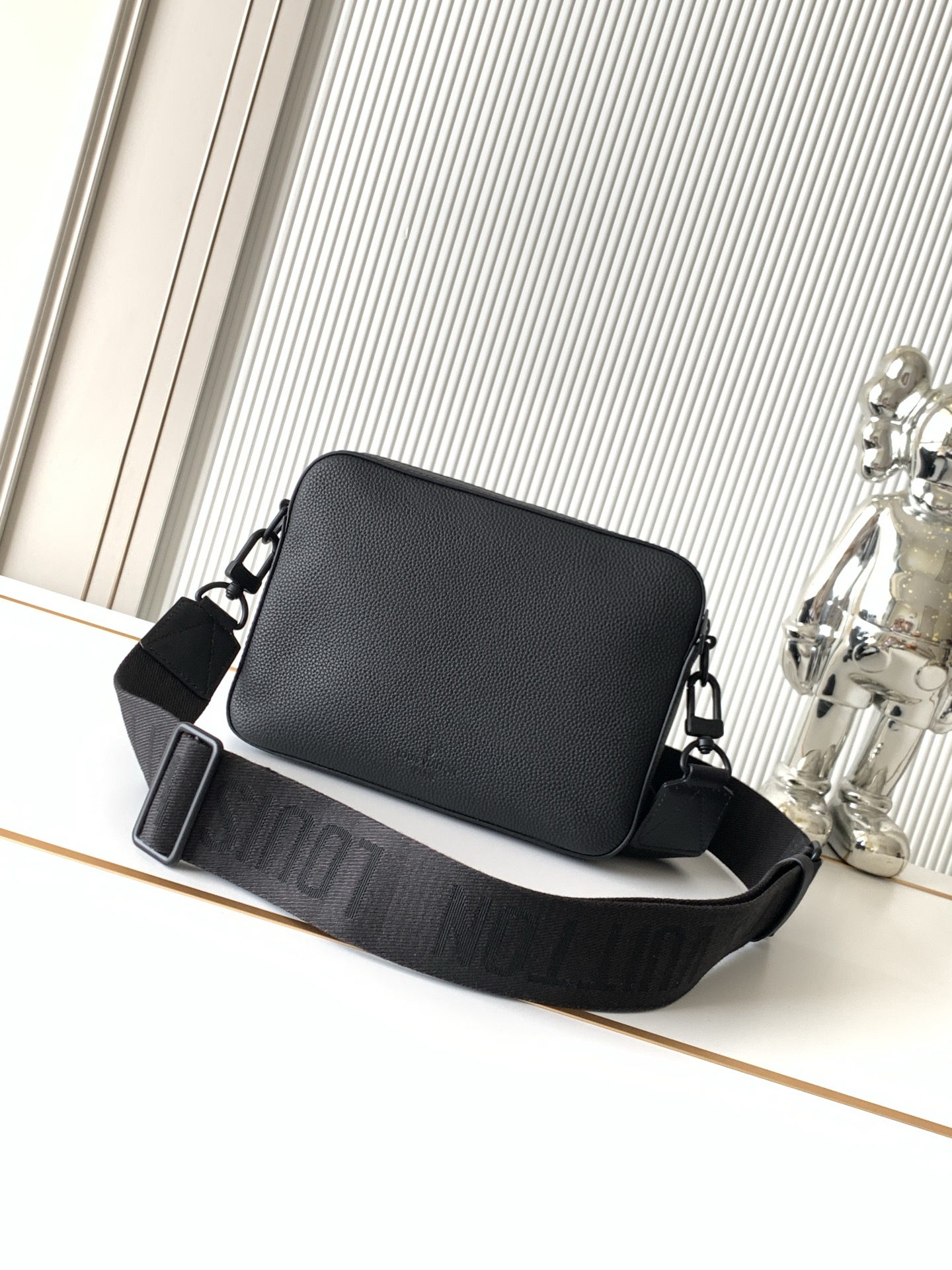 Fastline Leather Crossbody Bag M22482 - Black - Image 3