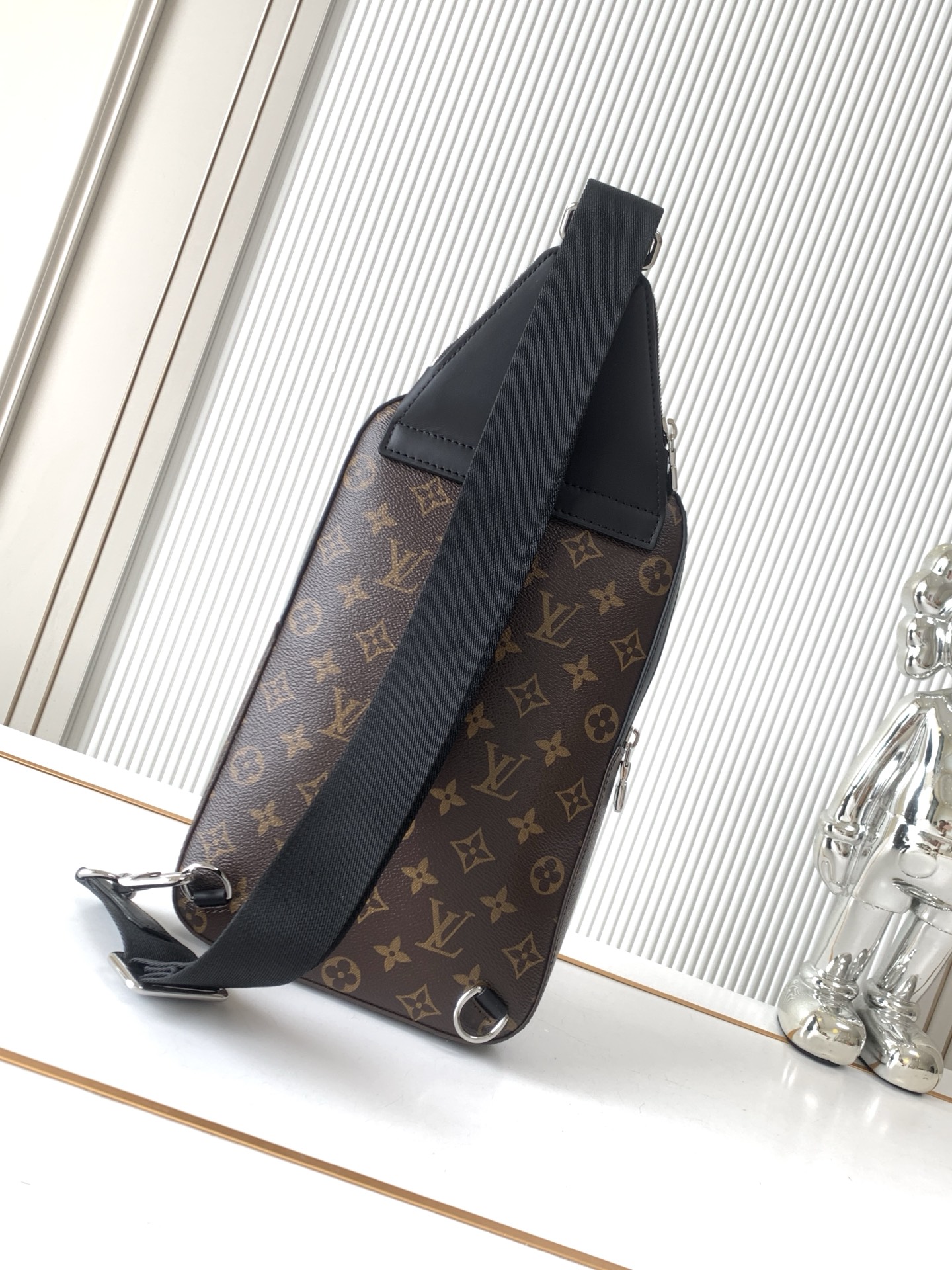 Louis Vuitton Avenue Shoulder Bag in Damier Graphite Canvas - Image 3
