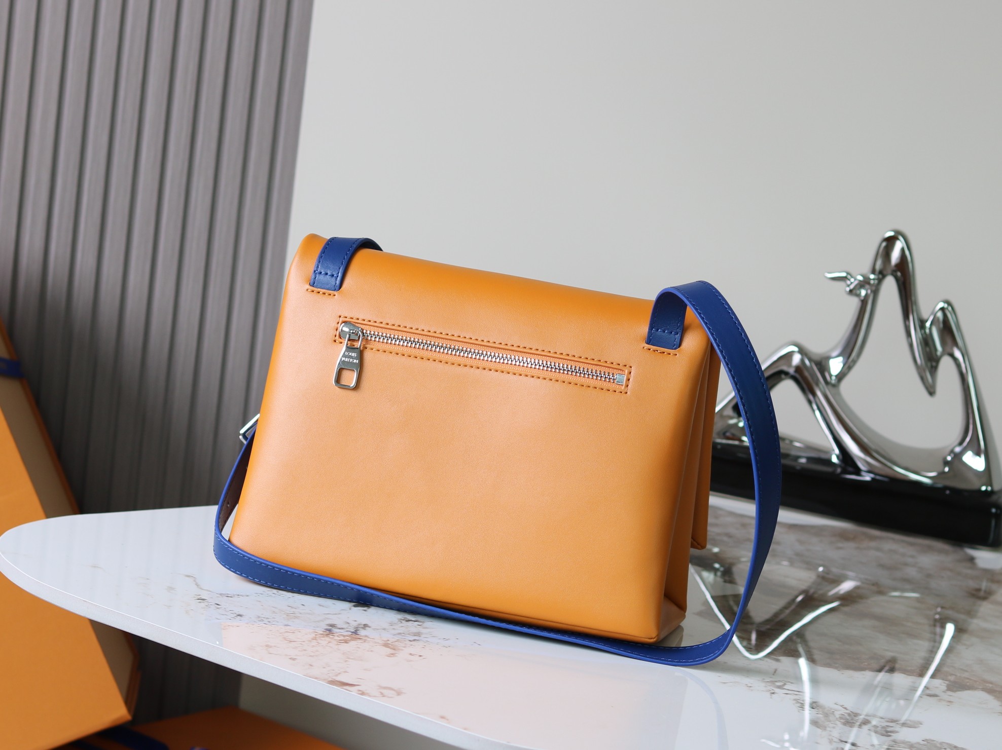 Louis Vuitton M12988 Medium Handbag - Image 3