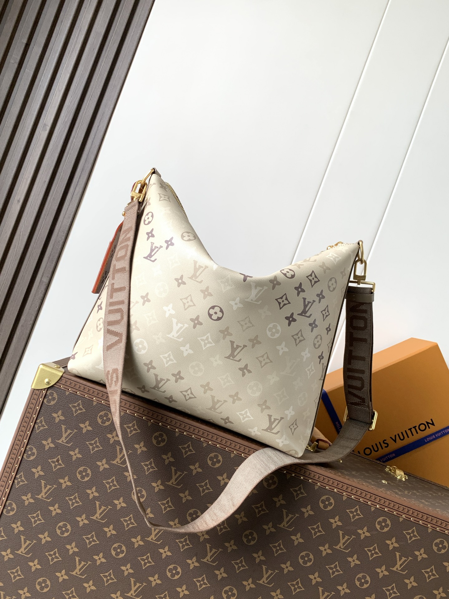 M26931 Mètis Monogram Canvas Shoulder Bag - Image 3