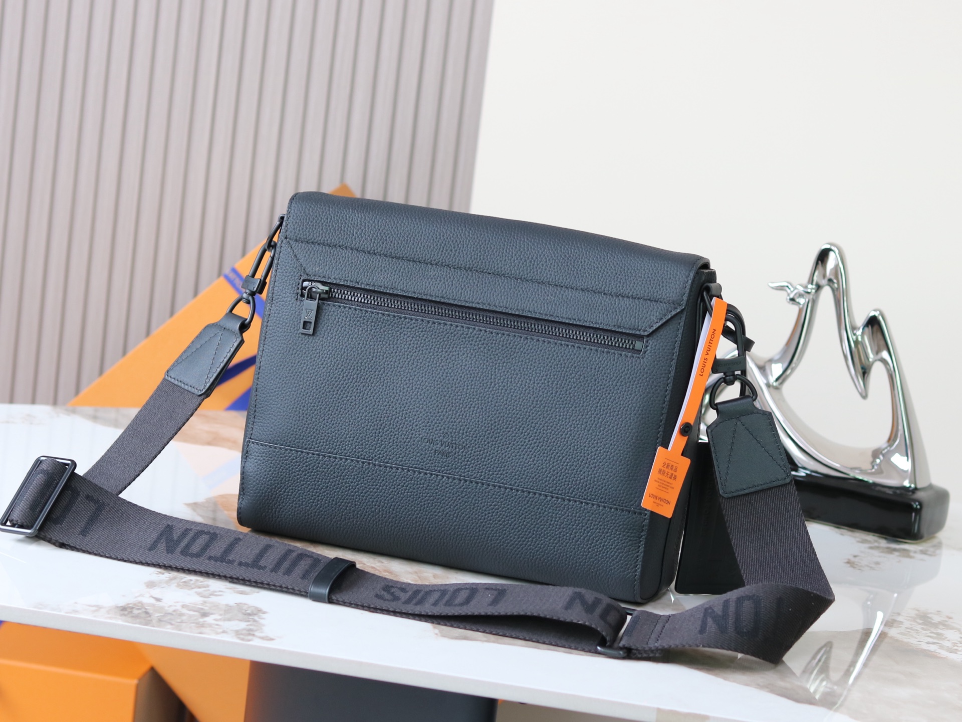 Louis Vuitton Aerogram Leather Messenger Bag - Image 3