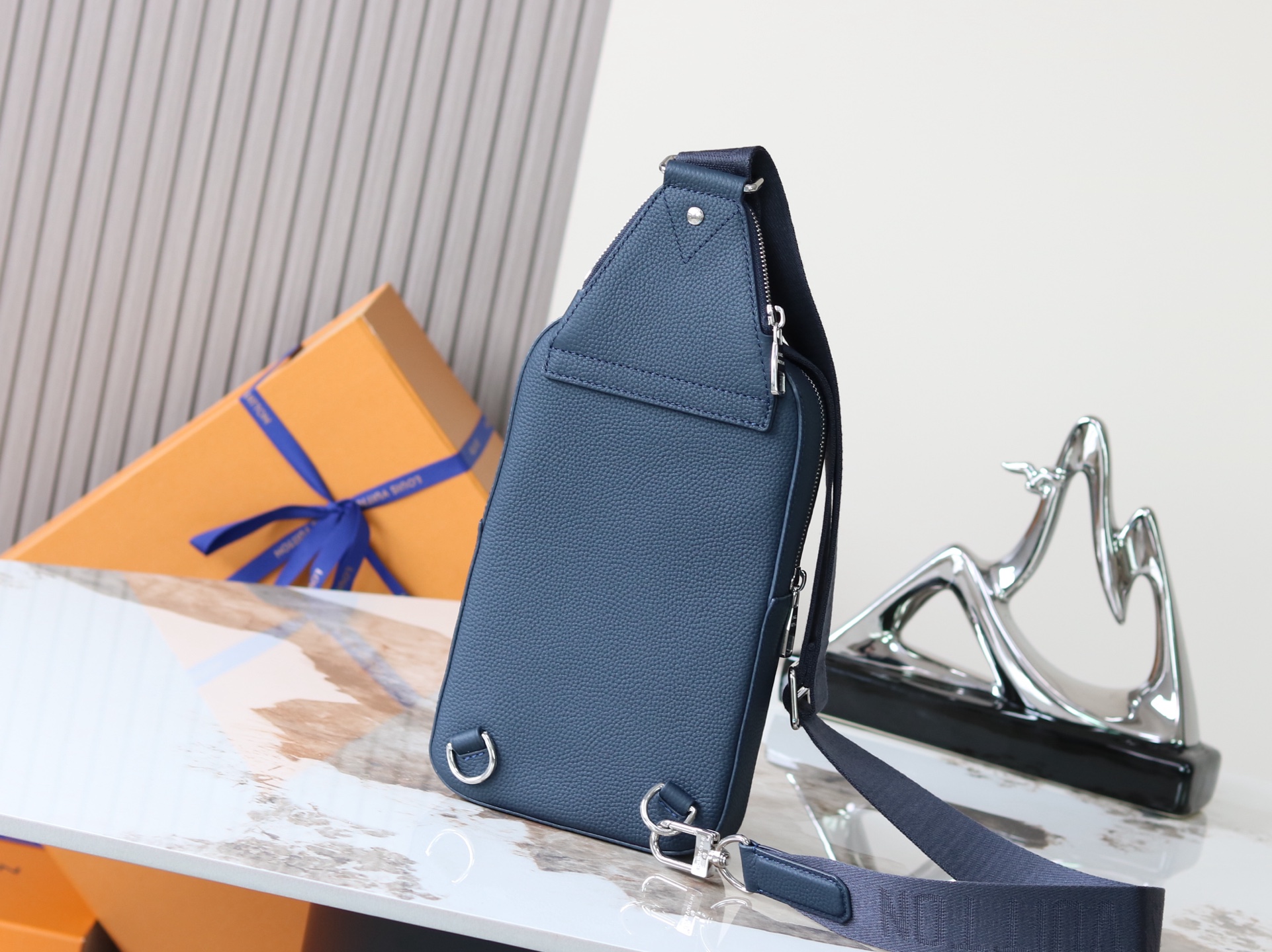 Louis Vuitton Avenue Sling Bag PM in Navy Blue Leather - Image 3