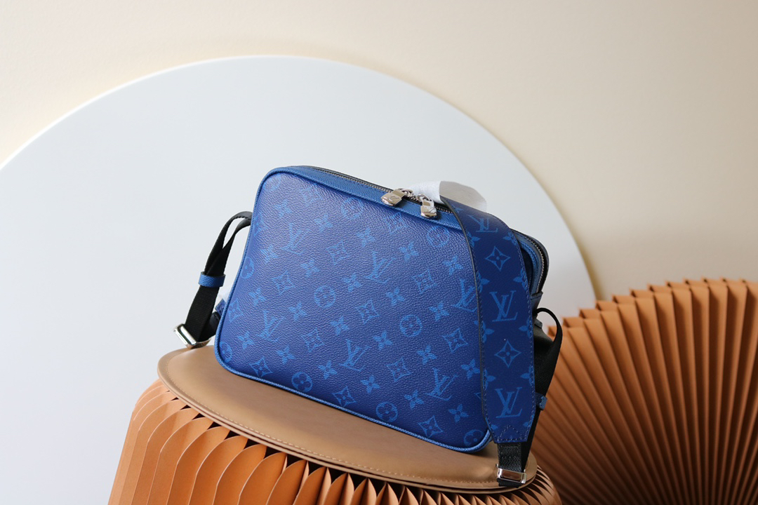 Louis Vuitton Outdoor Messenger Bag M30233/M30242 - Image 3