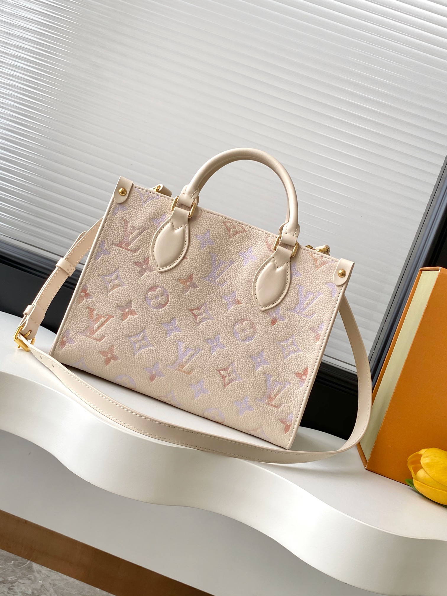 Louis Vuitton OnTheGo Small Handbag M25770 in White Gradient Leather - Image 3