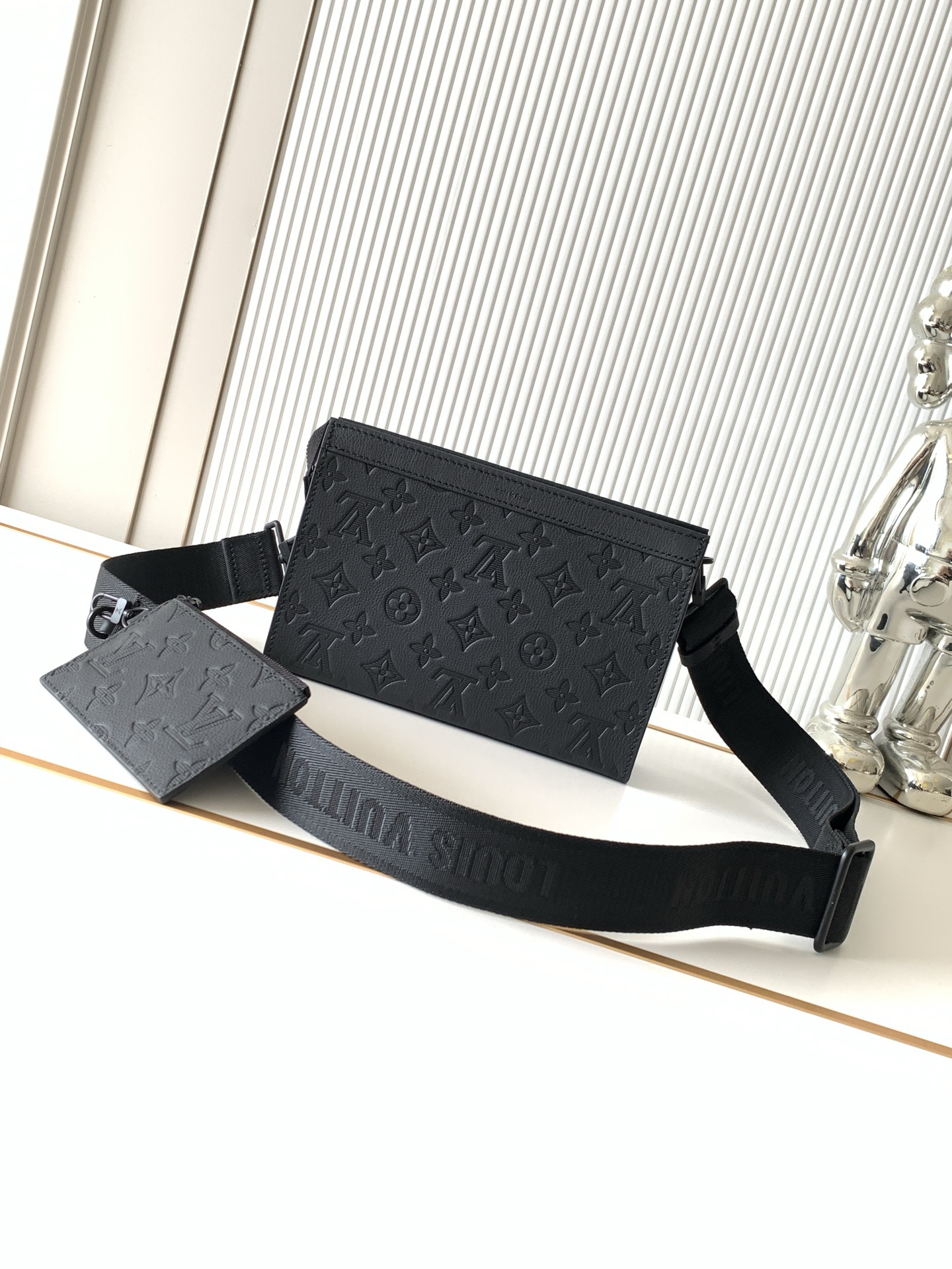 Louis Vuitton Gaston Wearable Wallet Pochette Voyage M81115 - Image 3