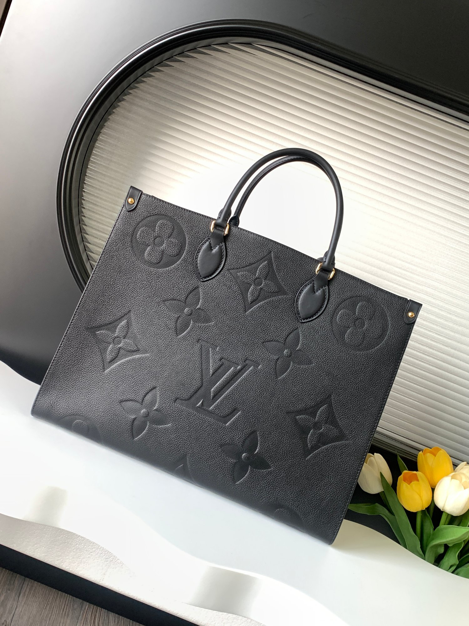 Louis Vuitton Onthego Monogram Tote Bag M44921 / M44925 - Image 3