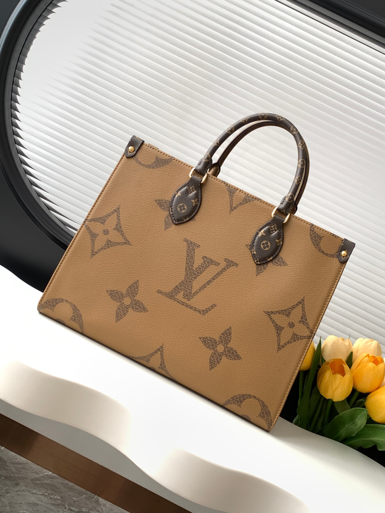 Louis Vuitton Onthego MM Tote Bag - Image 3