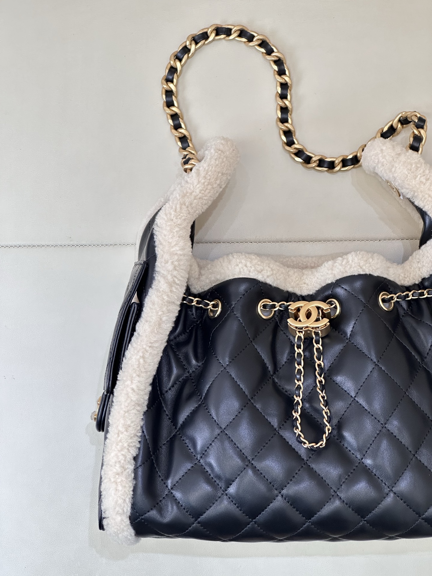 Chanel 25 Lambswool Hobo Handbag - Image 3