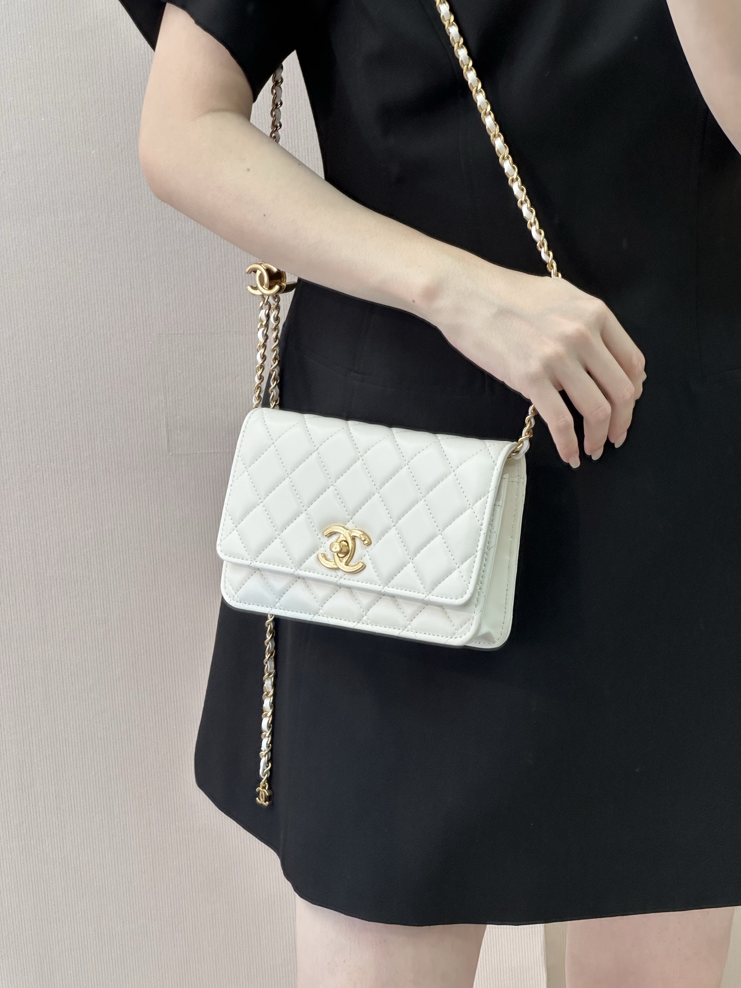Women's Lambskin Crossbody Bag with Chain Strap - Image 3