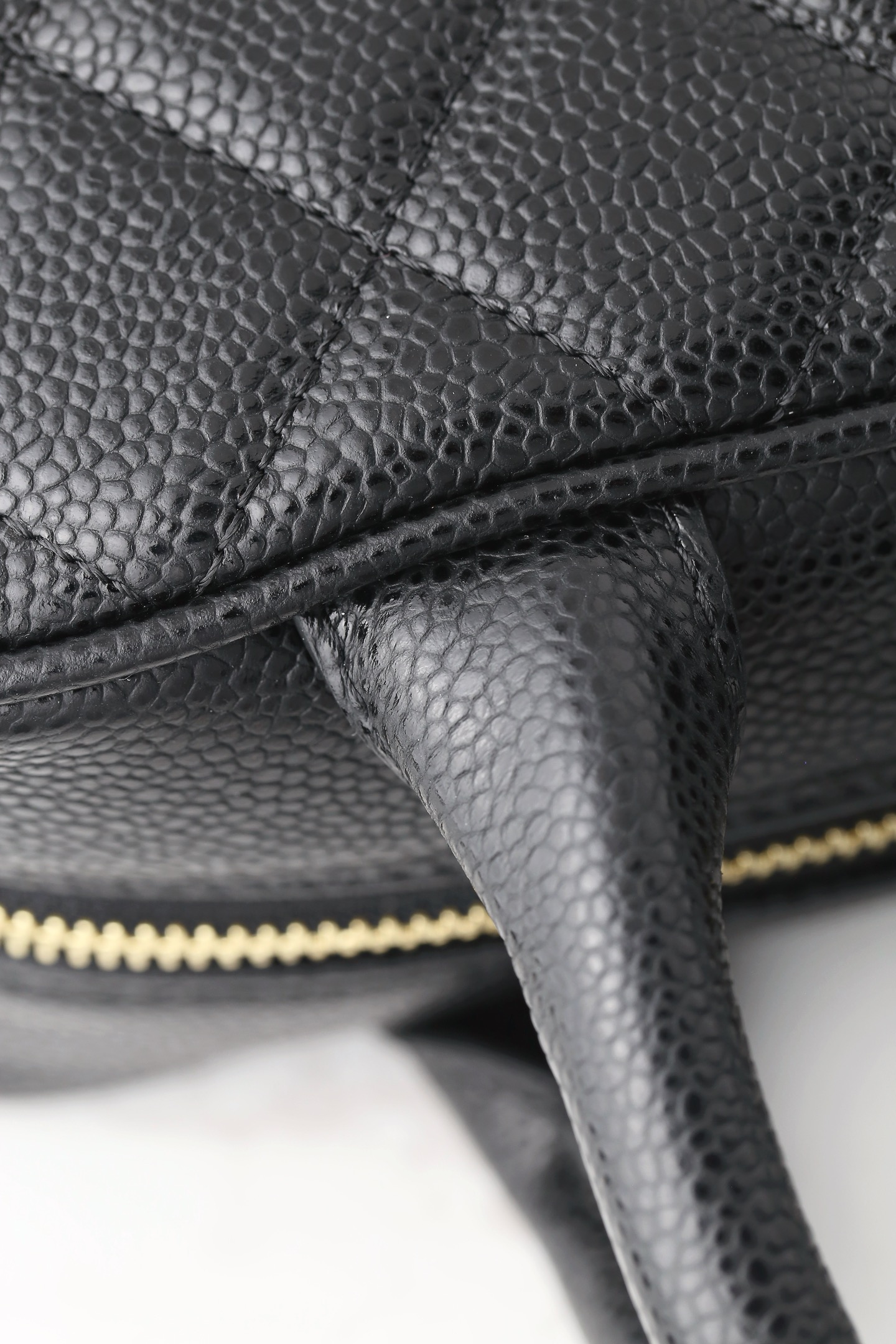 CHANEL 20996 Vintage Caviar Leather Bowling Bag - Image 3