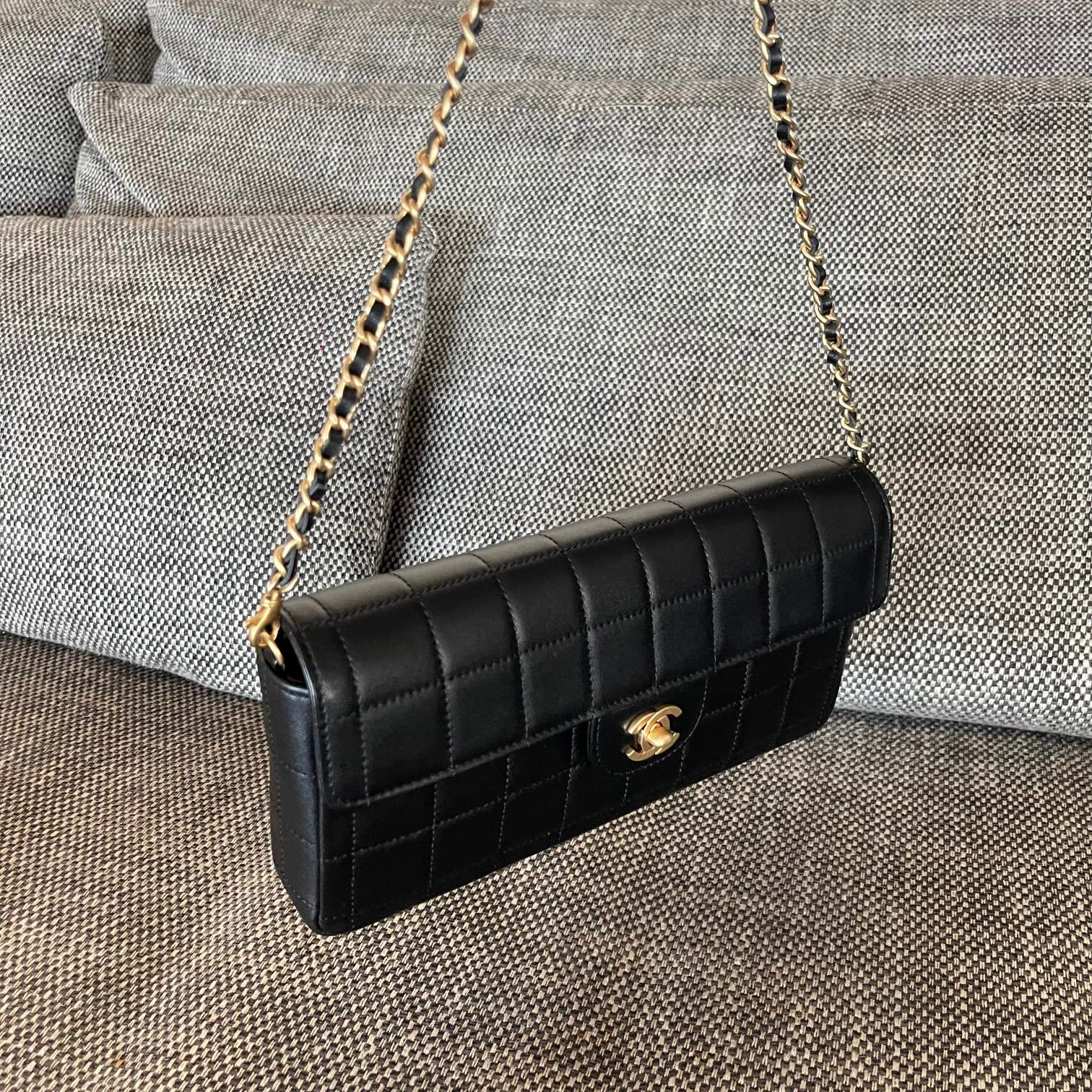 CHANEL Vintage Quilted Lambskin Crossbody Bag - Image 3