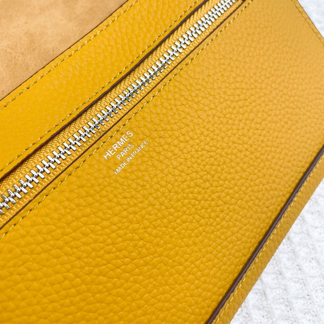 Hermès Silk'in Leather Checkbook Wallet - Image 3