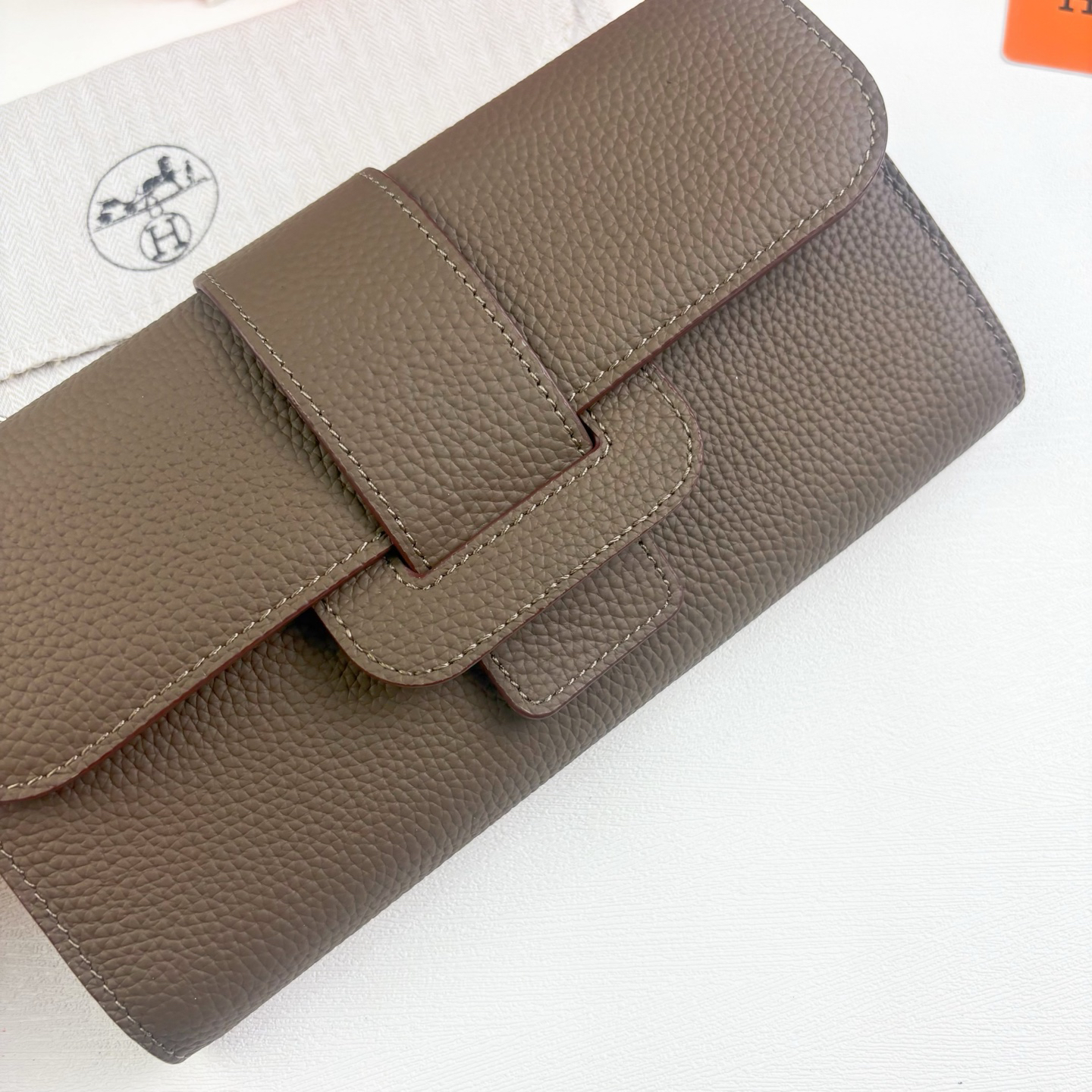 Hermès Long Leather Wallet with Detachable Shoulder Strap - Image 3