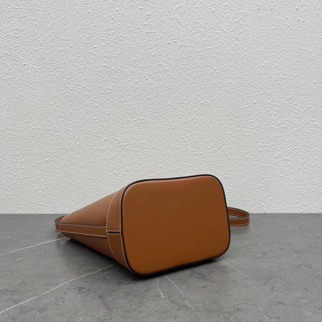 CELINE 2022 Spring/Summer CUIR Leather Bucket Bag - Image 4