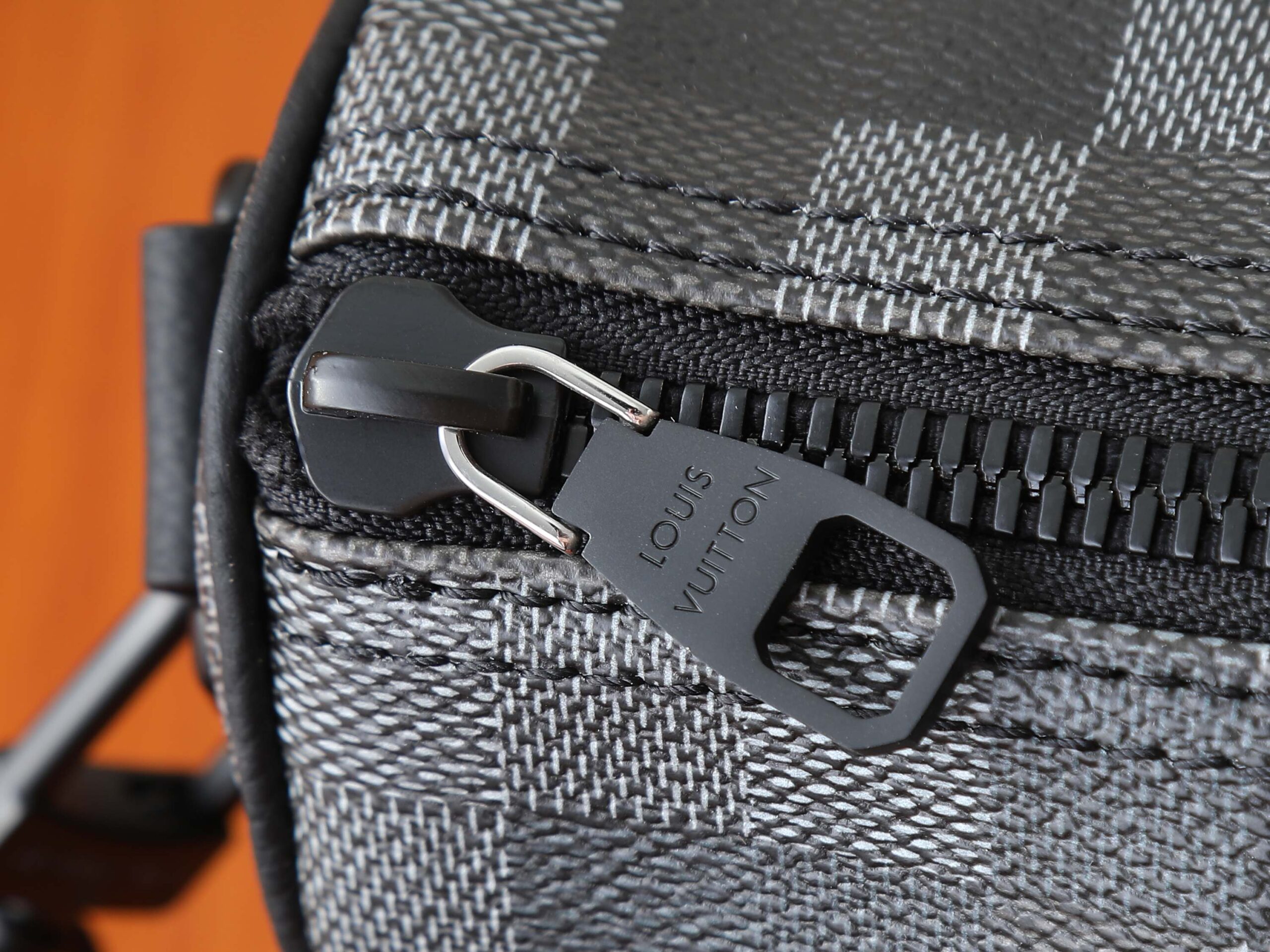 Louis Vuitton Keepall Bandoulière 25 Travel Bag in Damoflage Black - Image 4